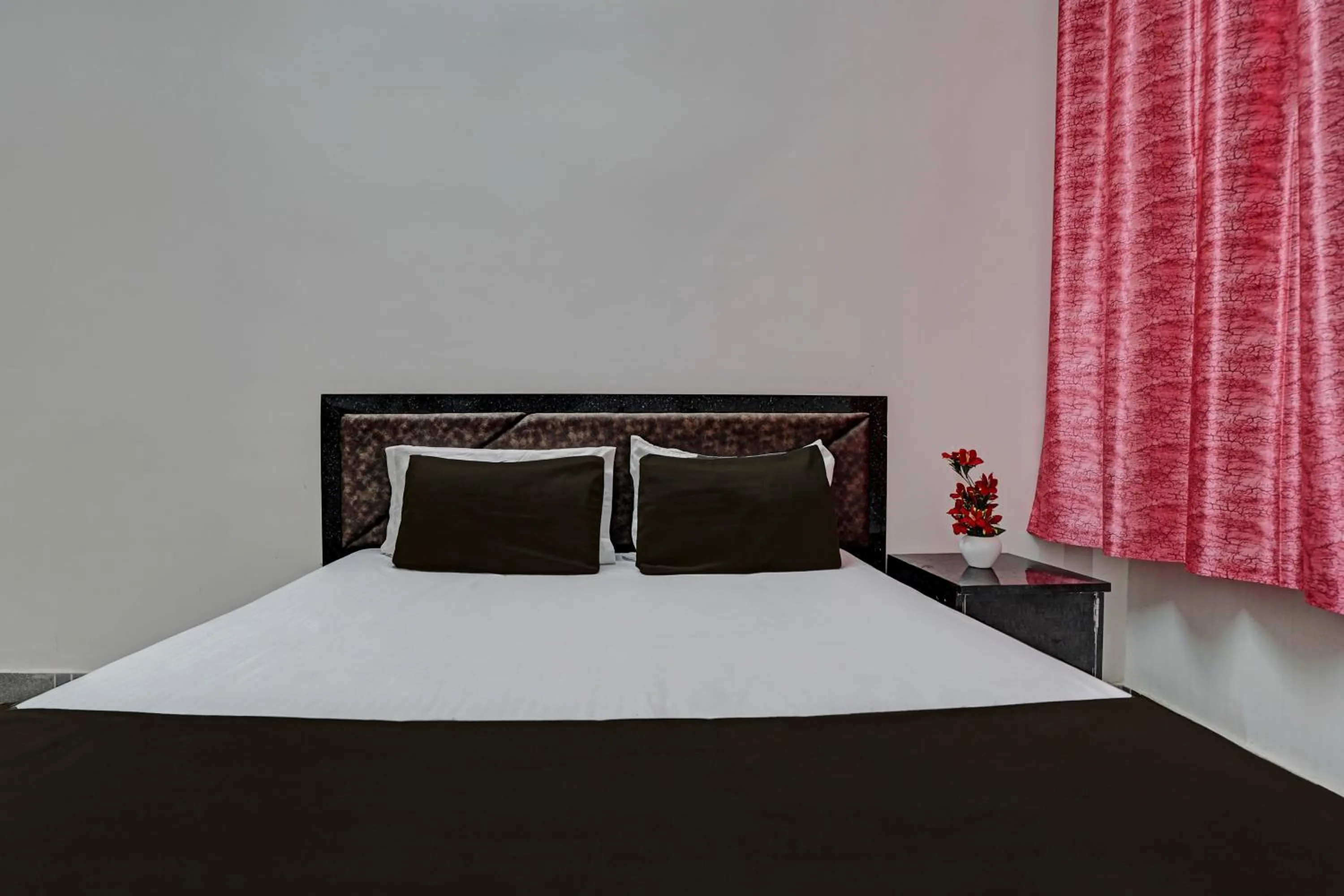 Bedroom in Hotel O VS GALAXY