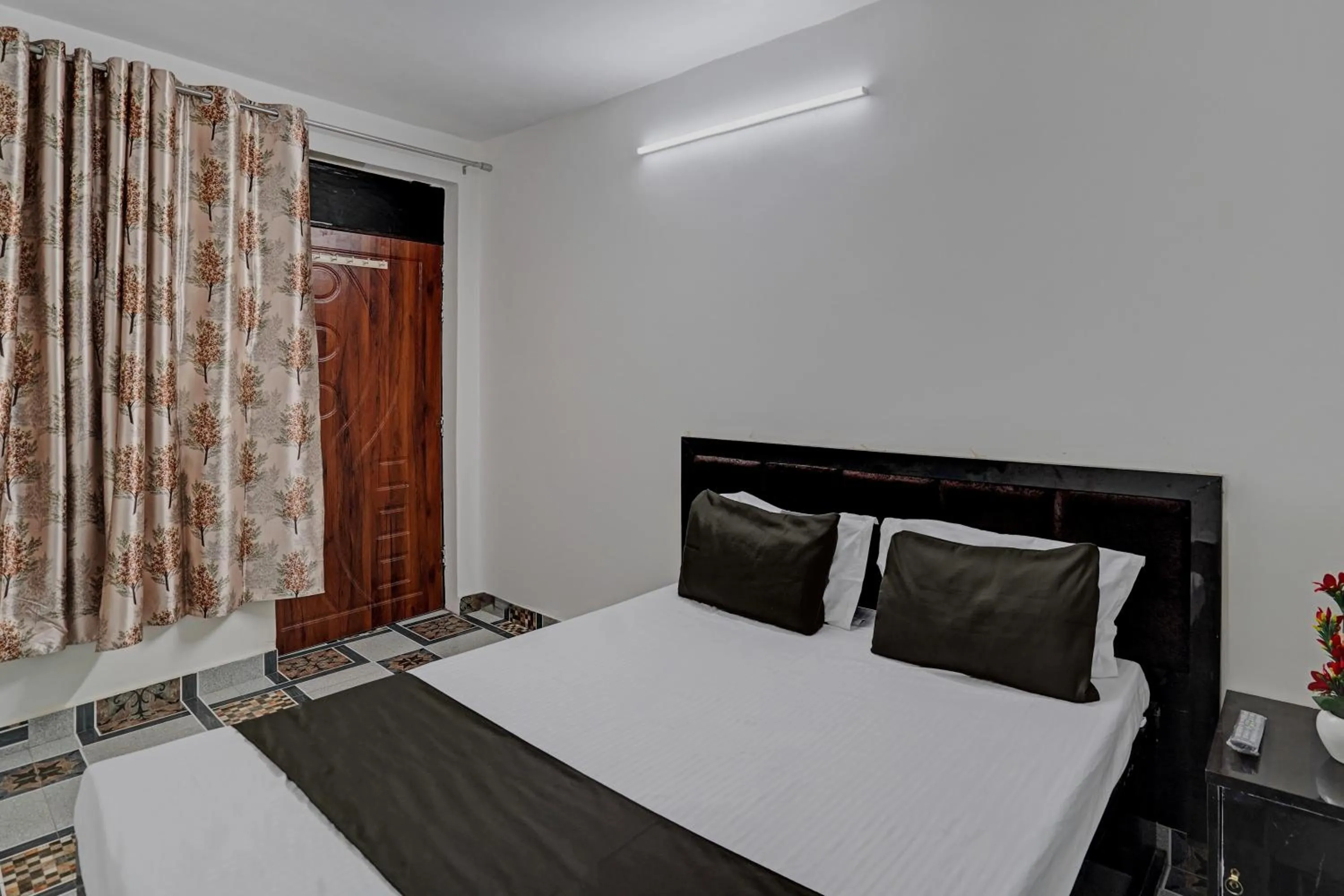 Bedroom in Hotel O VS GALAXY