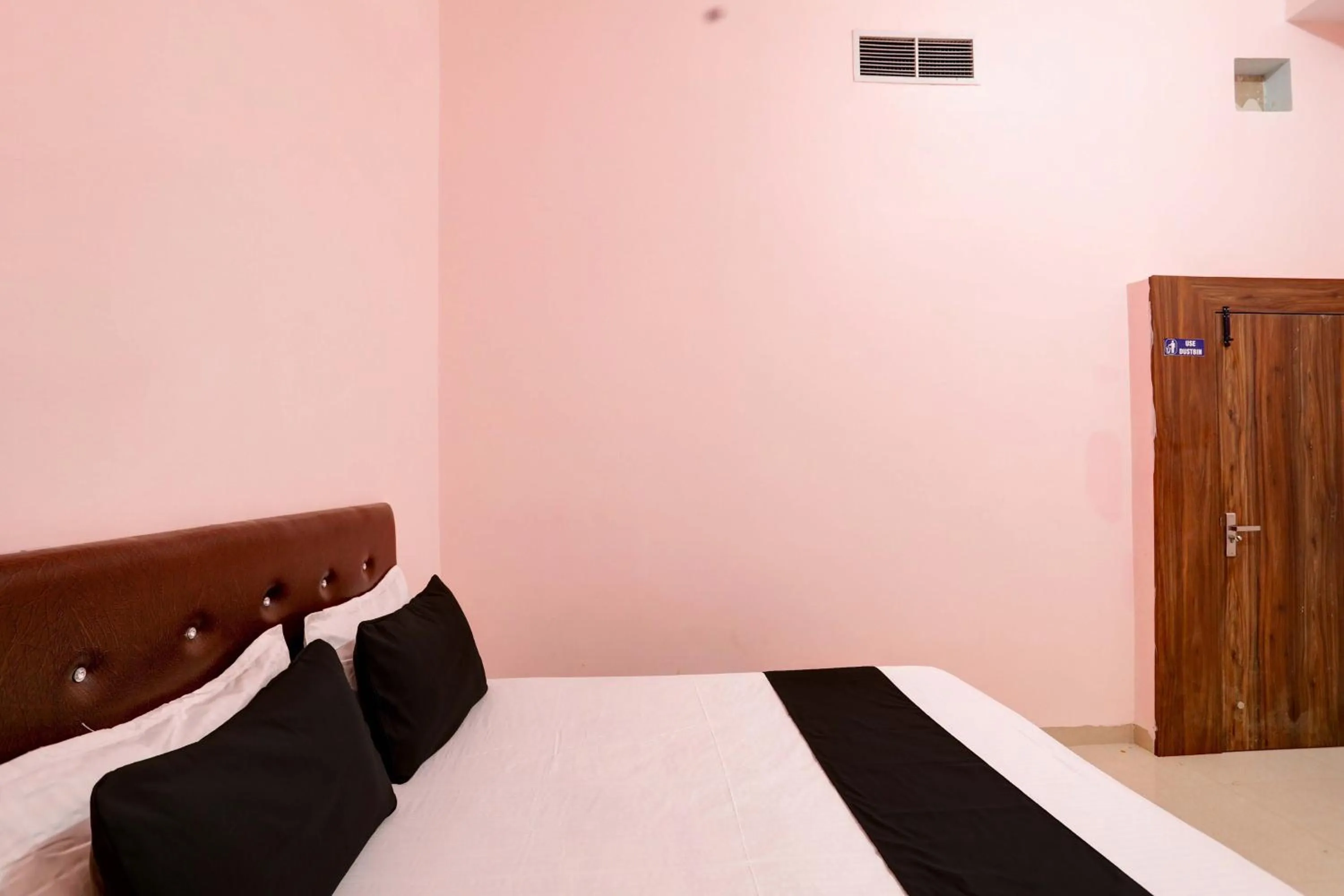 Bedroom, Bed in Hotel O Blue Moon