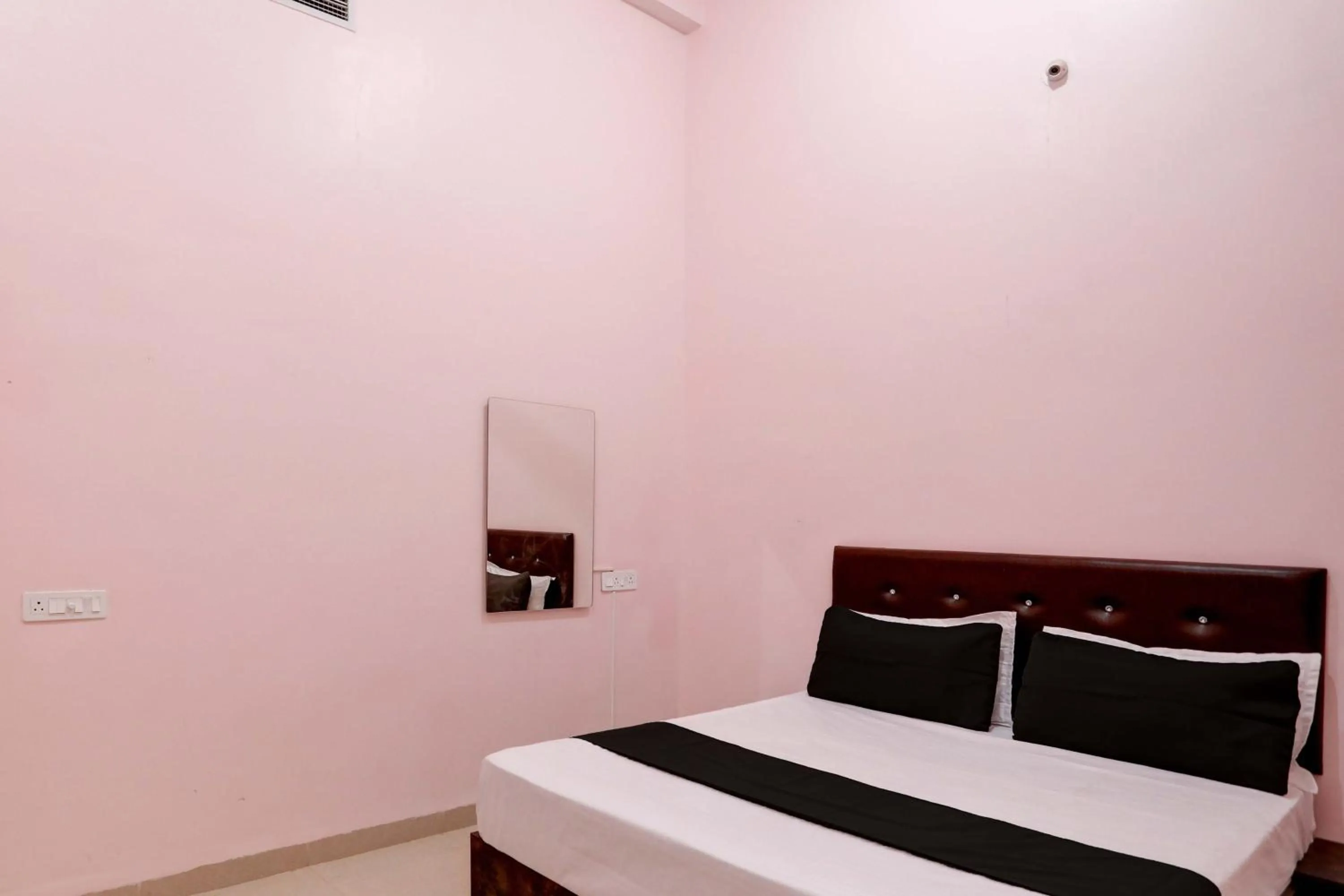 Bedroom, Bed in Hotel O Blue Moon