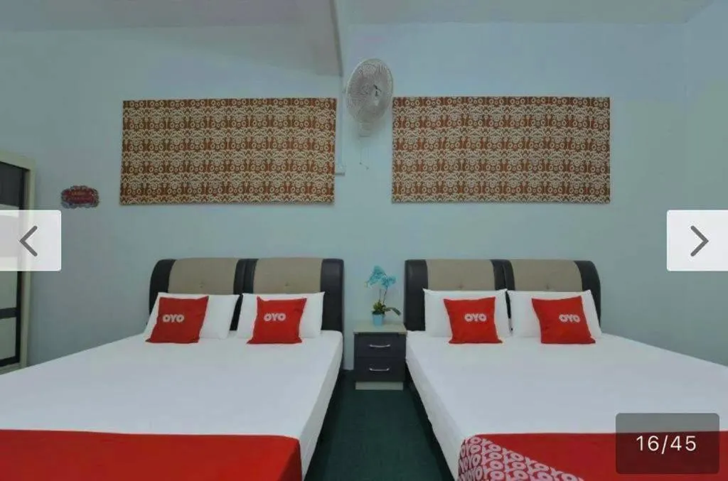 Bed in SYAHIRAH HOTEL