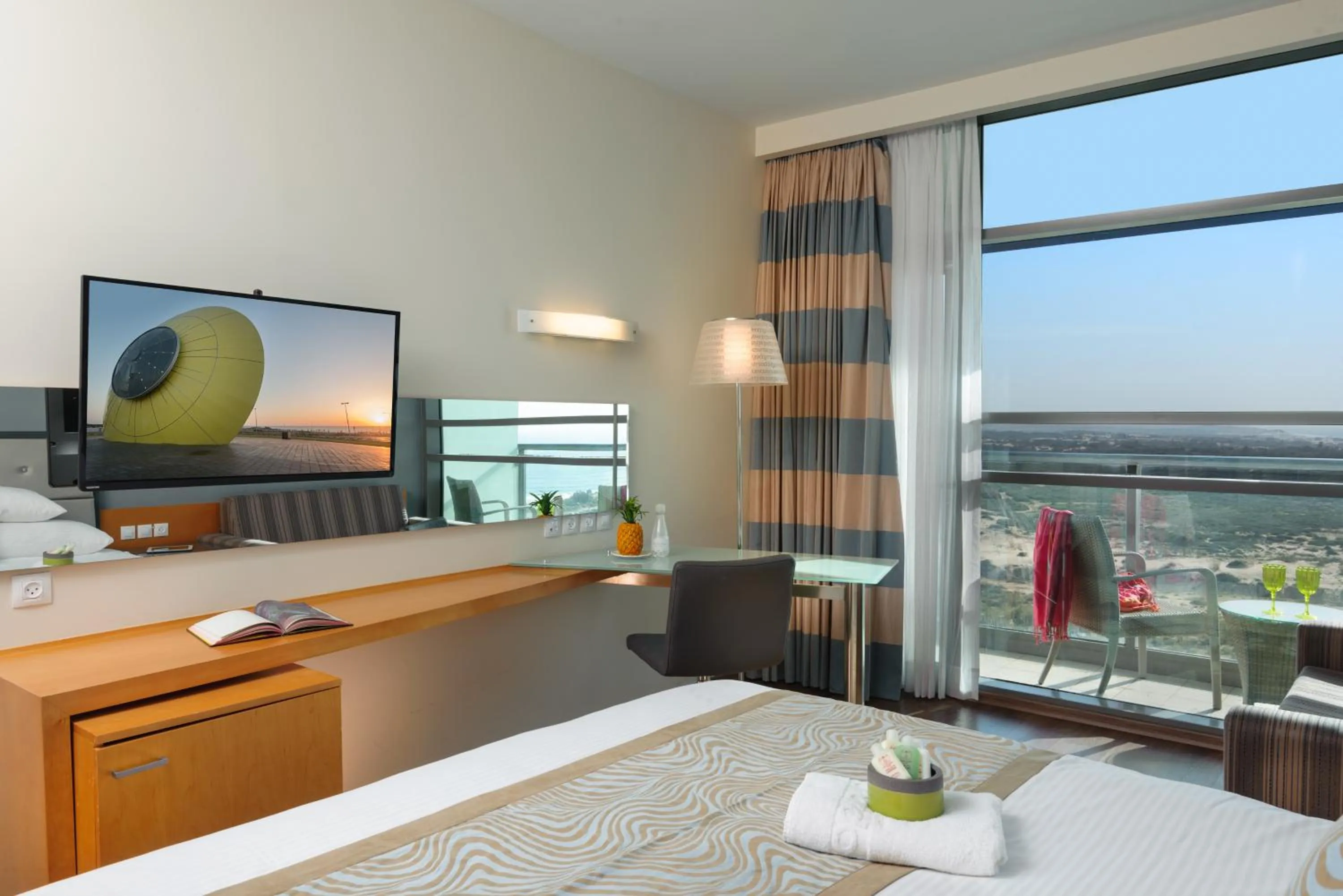 Bedroom in Leonardo Plaza Ashdod