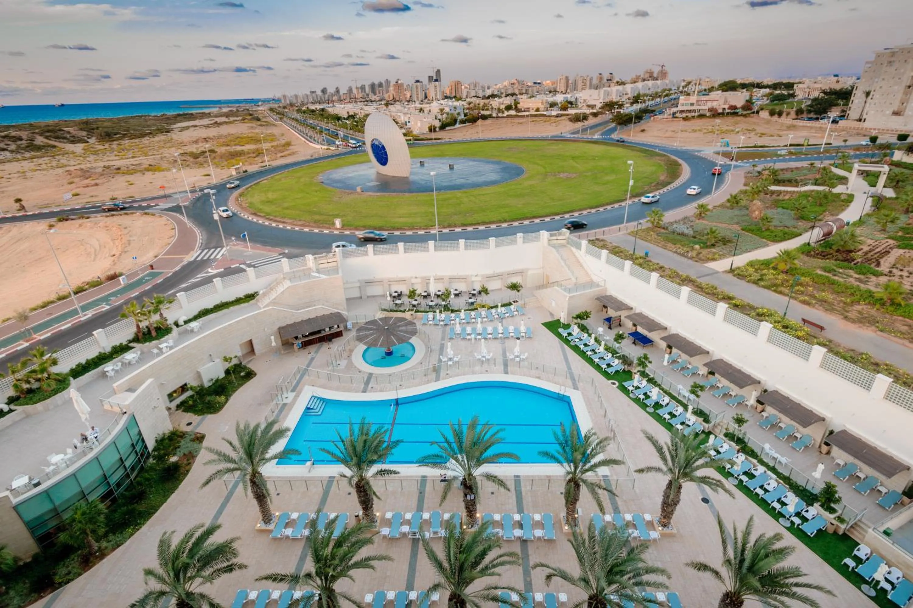 Swimming pool in Leonardo Plaza Ashdod