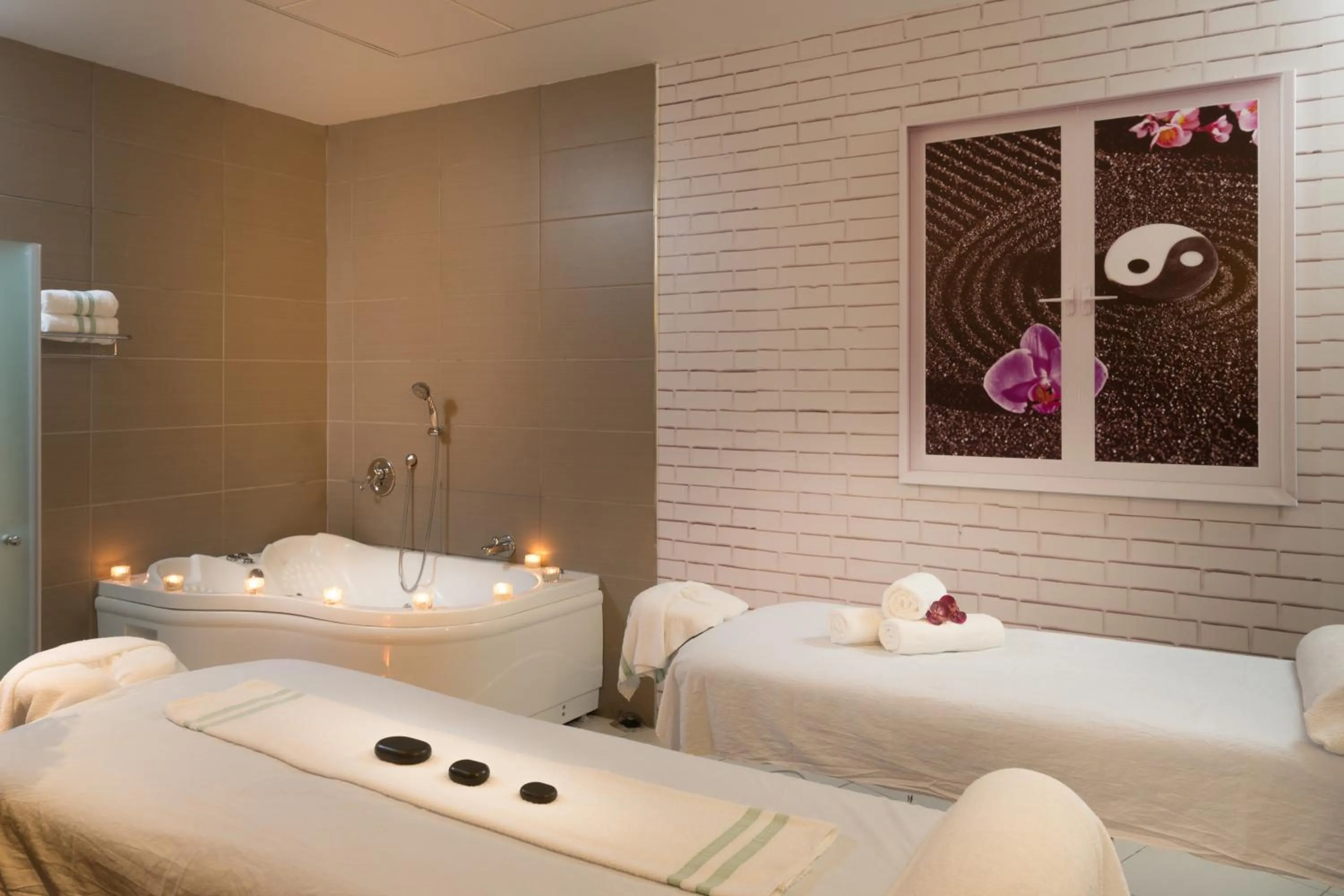 Spa and wellness centre/facilities, Bed in Leonardo Plaza Ashdod