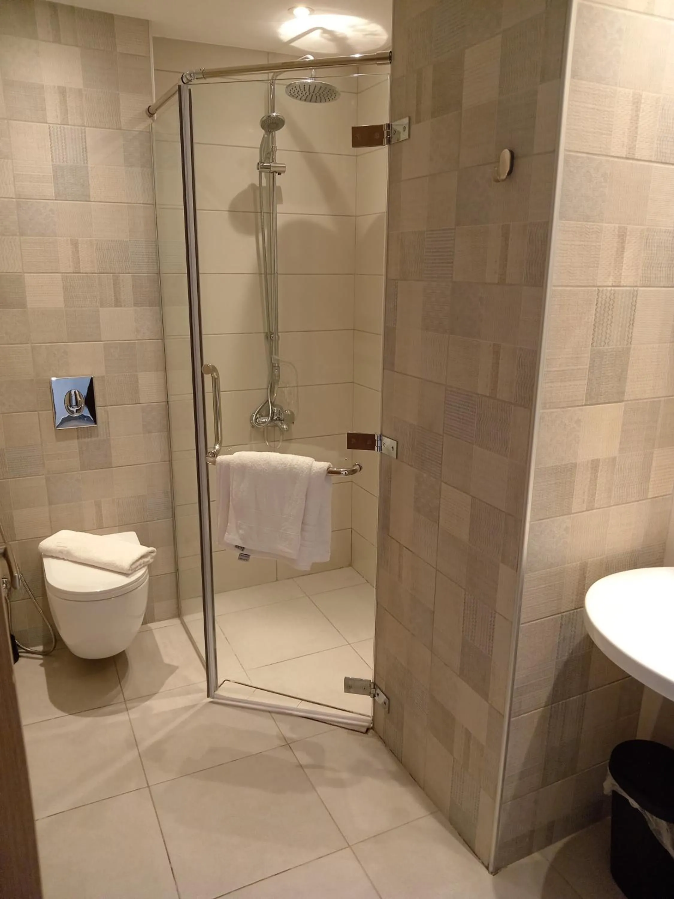 Shower in Alshakreen suites