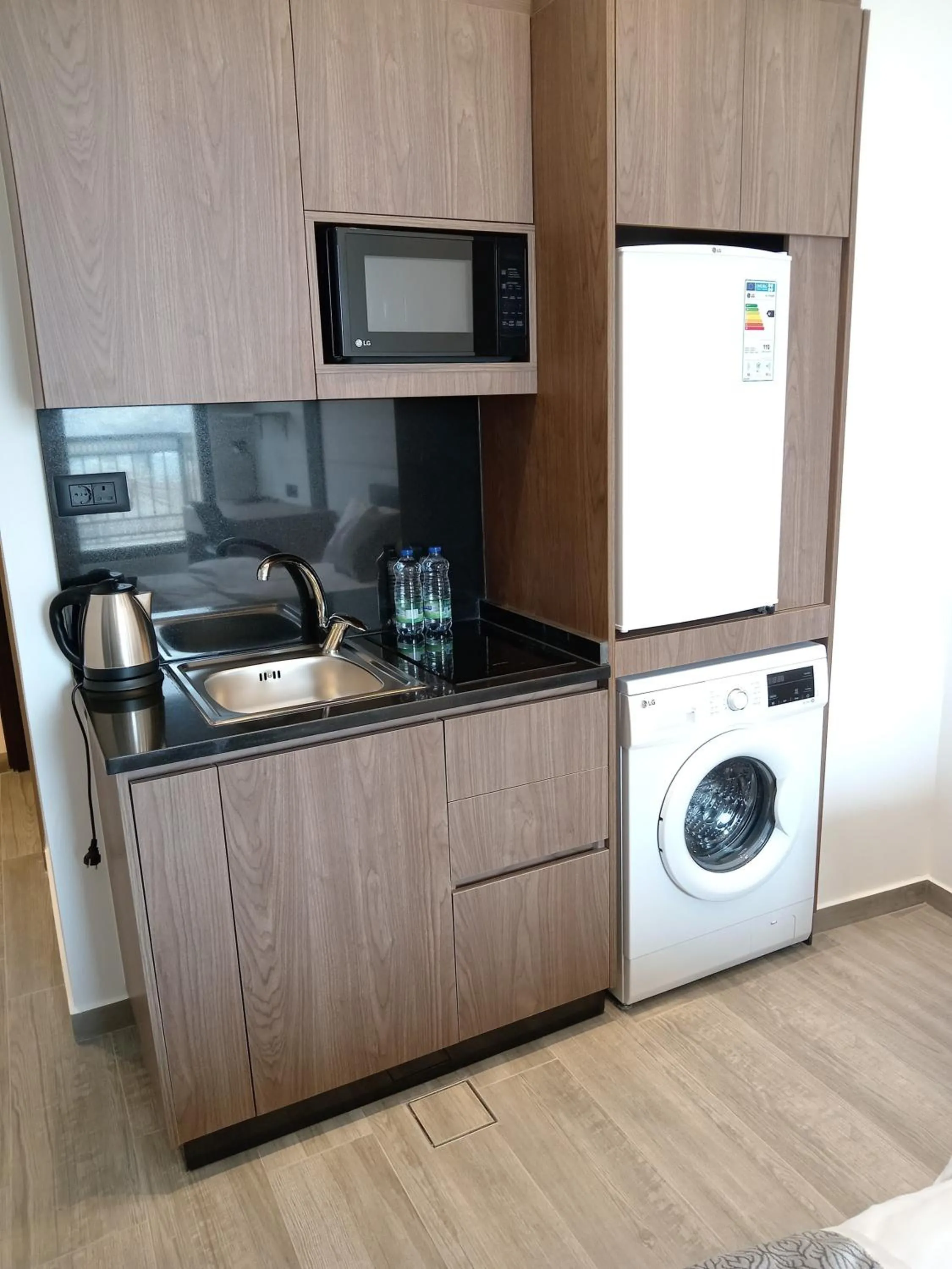 Kitchen or kitchenette in Alshakreen suites