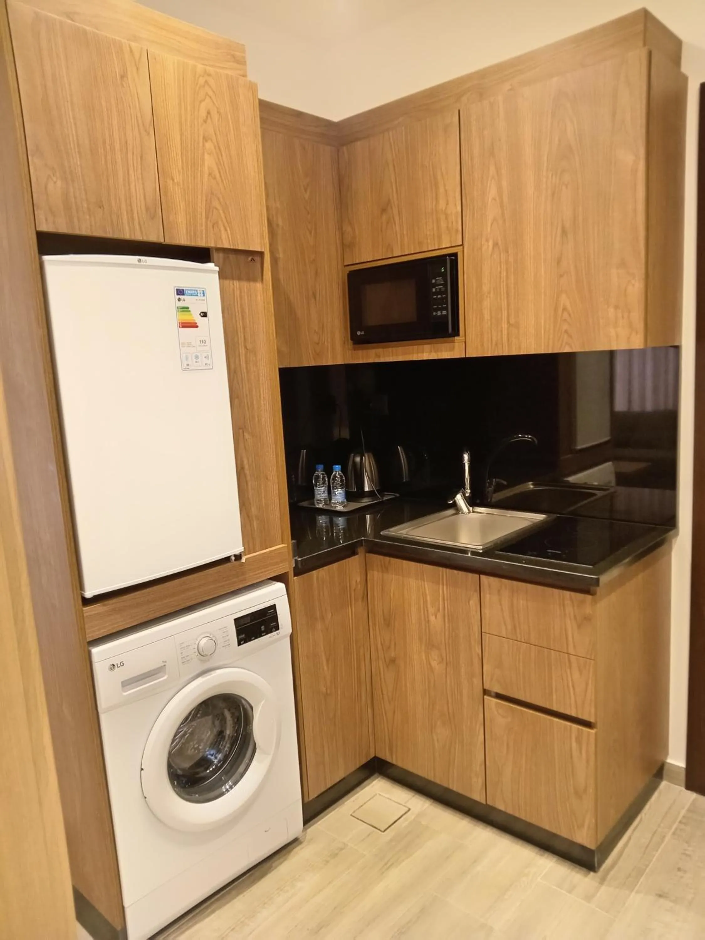 Kitchen or kitchenette in Alshakreen suites