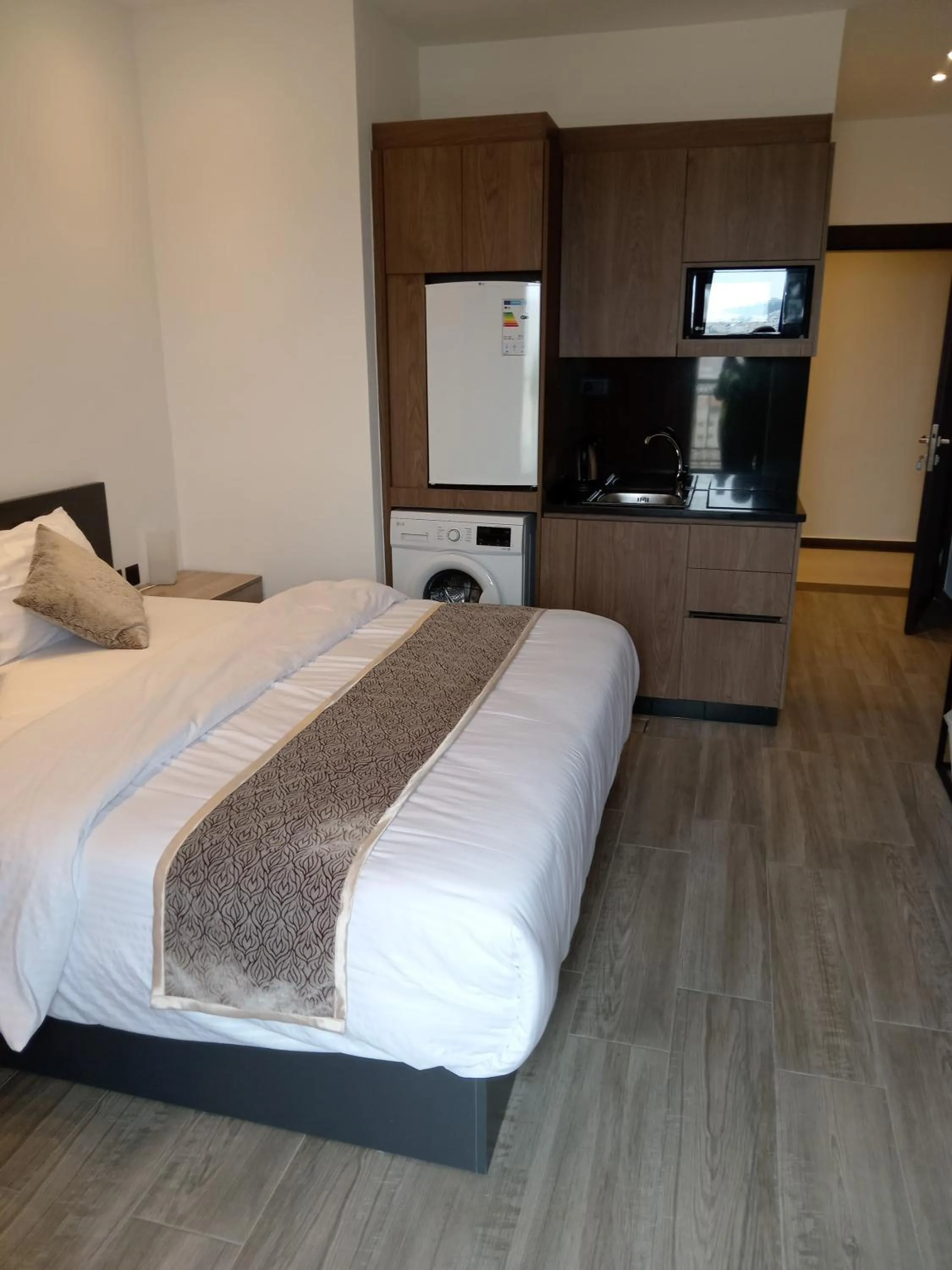 Kitchen or kitchenette, Bed in Alshakreen suites