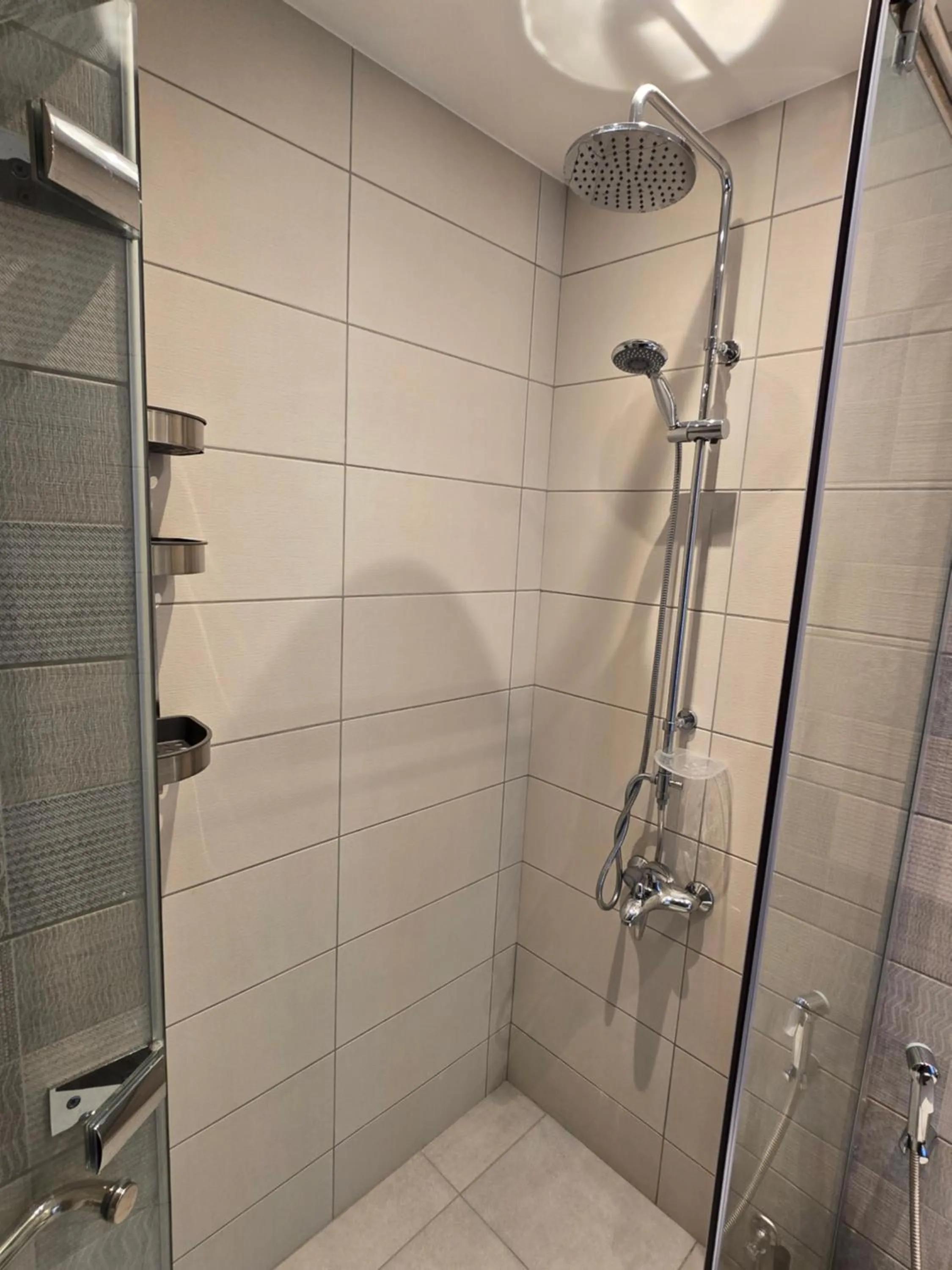 Shower in Alshakreen suites