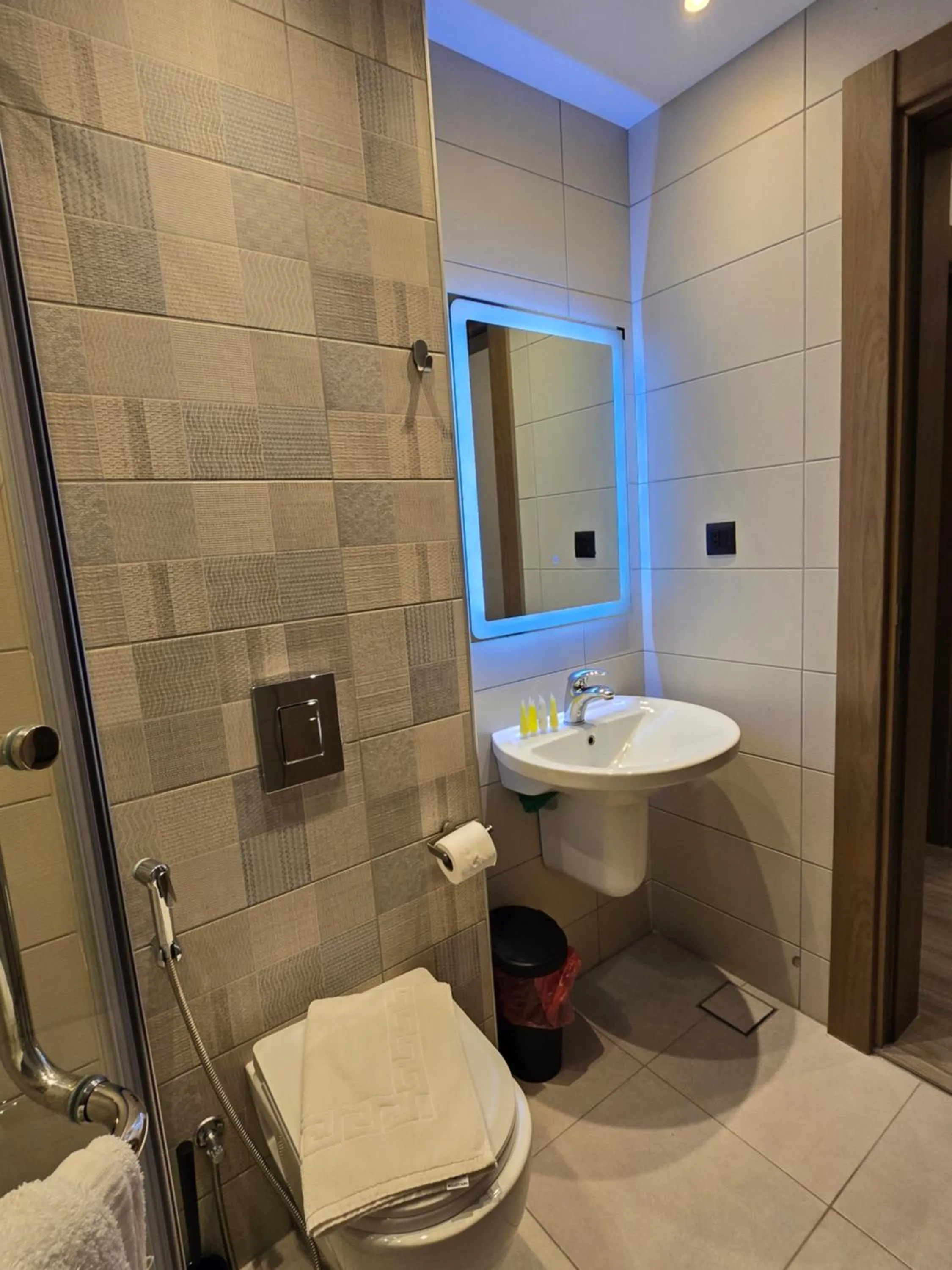 Bathroom in Alshakreen suites