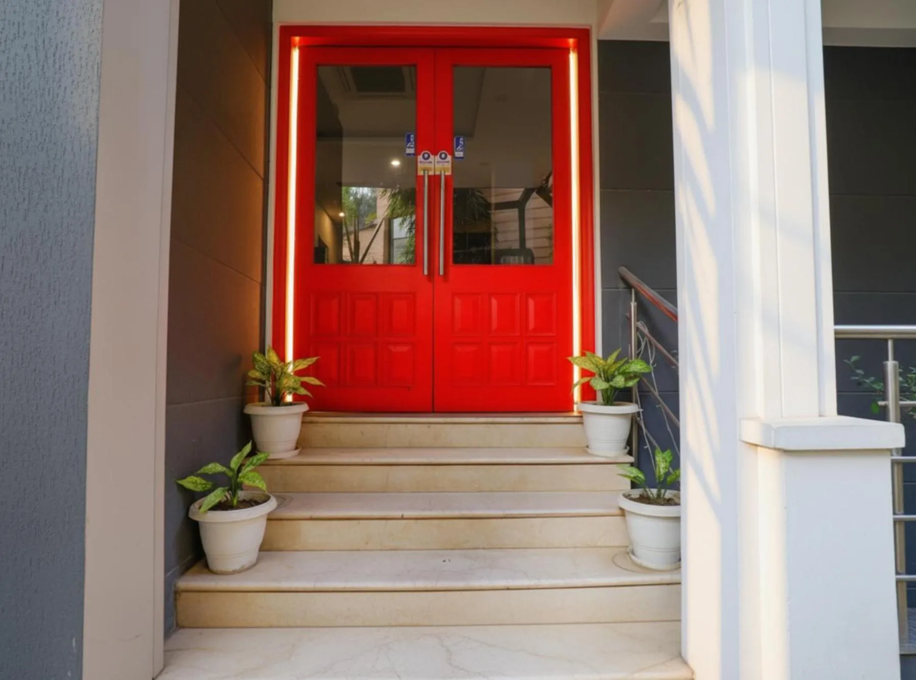 Facade/entrance in FabHotel Majestic JPM I
