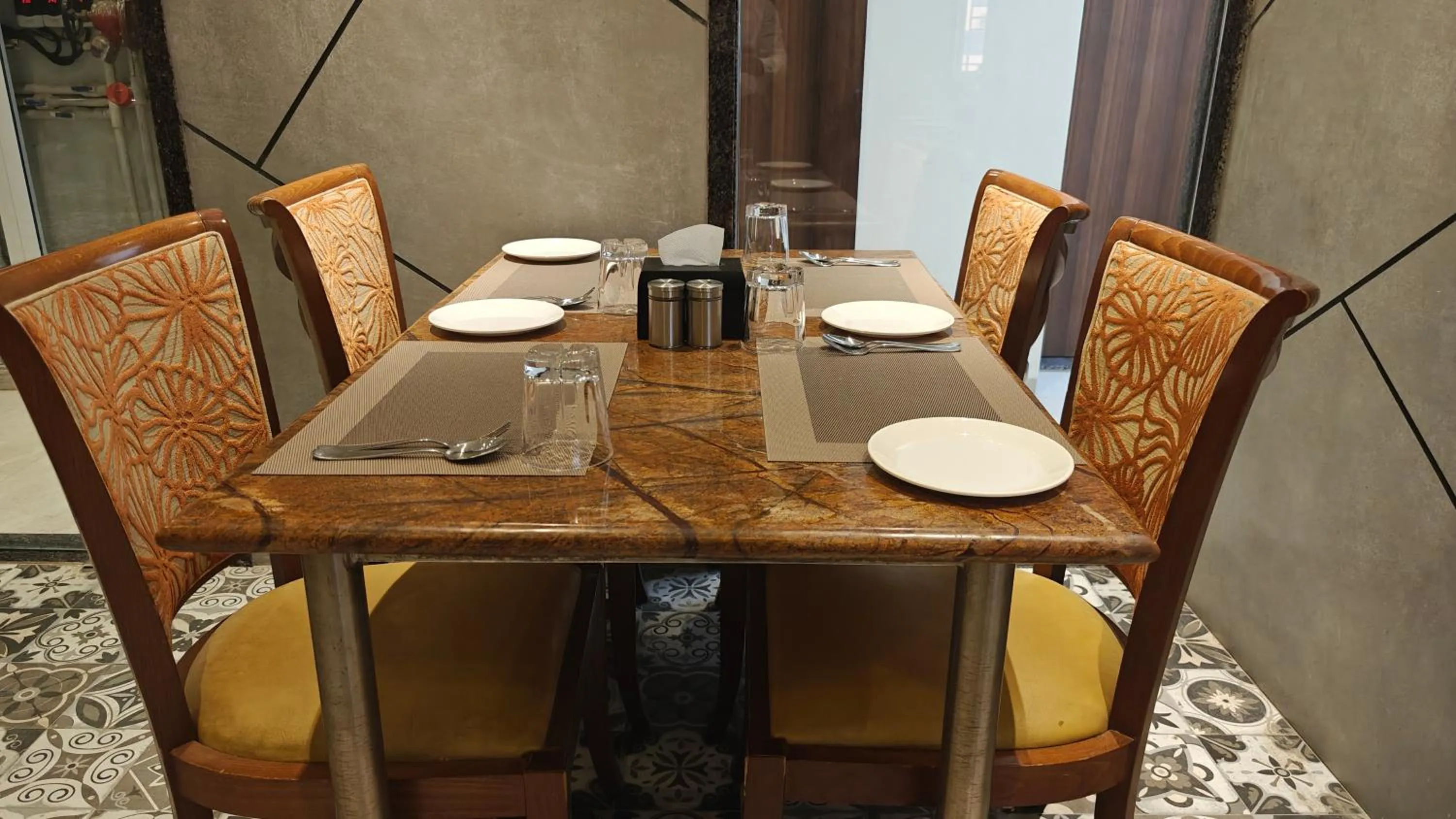 Restaurant/places to eat in Hotel The Excellency