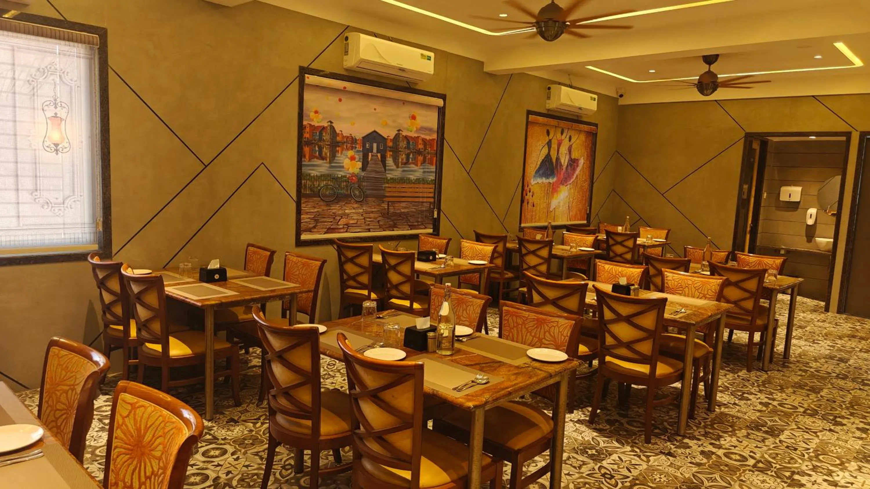 Restaurant/places to eat in Hotel The Excellency