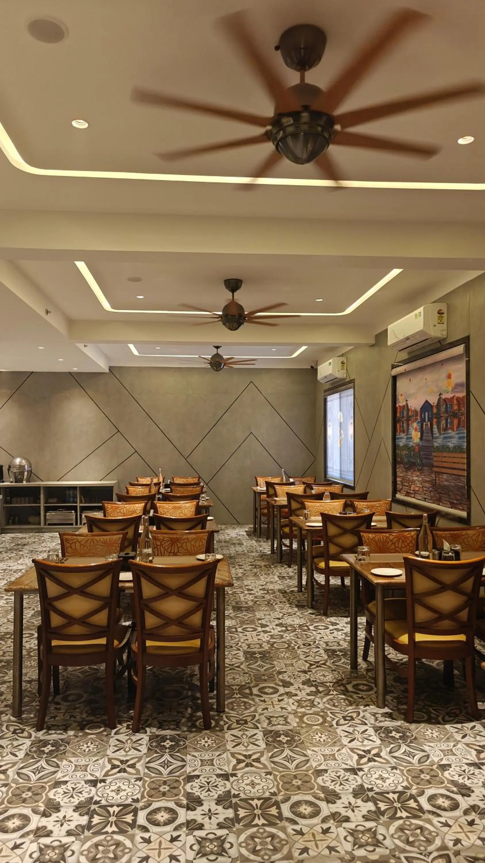 Restaurant/places to eat in Hotel The Excellency