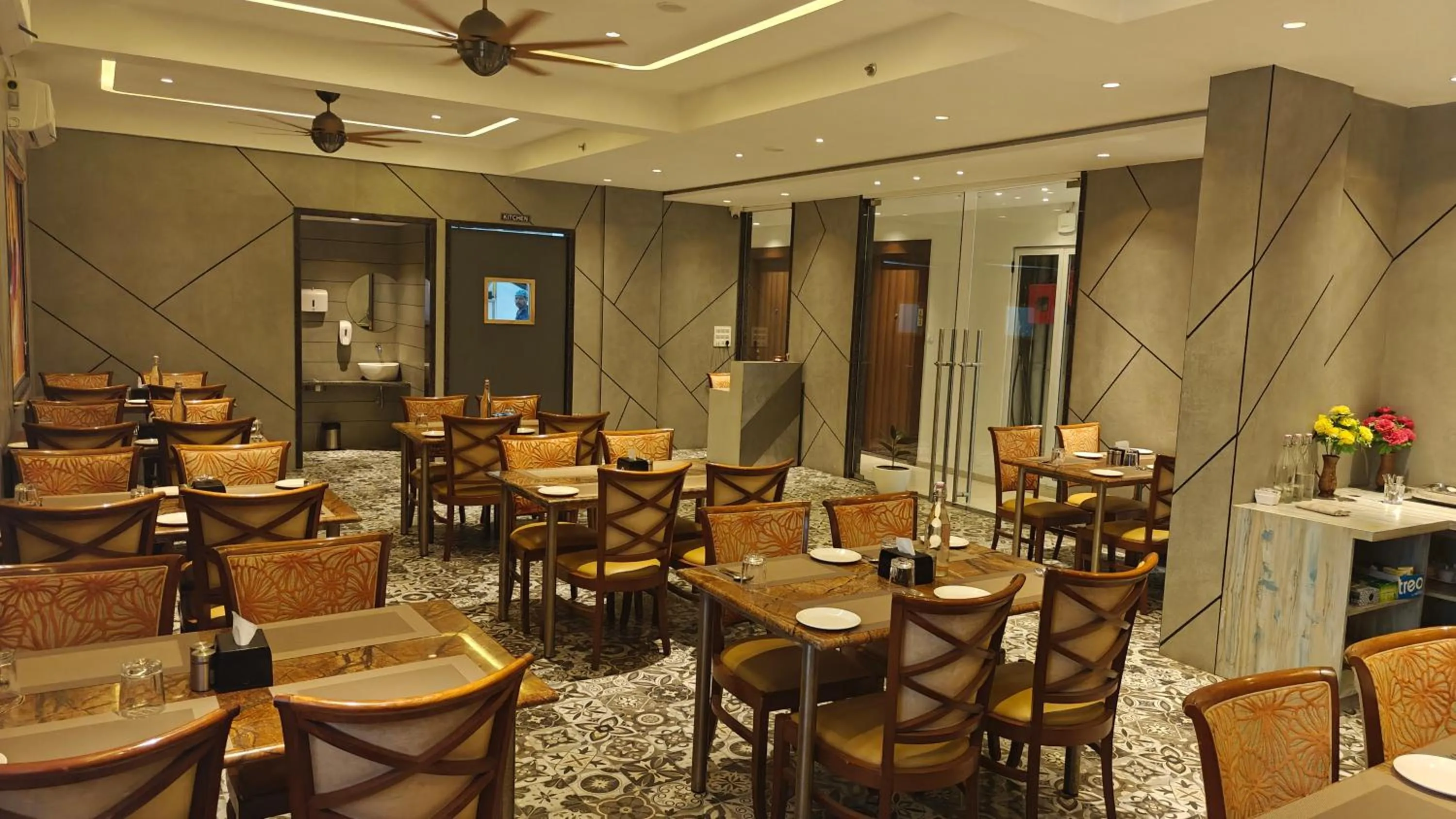 Restaurant/places to eat in Hotel The Excellency