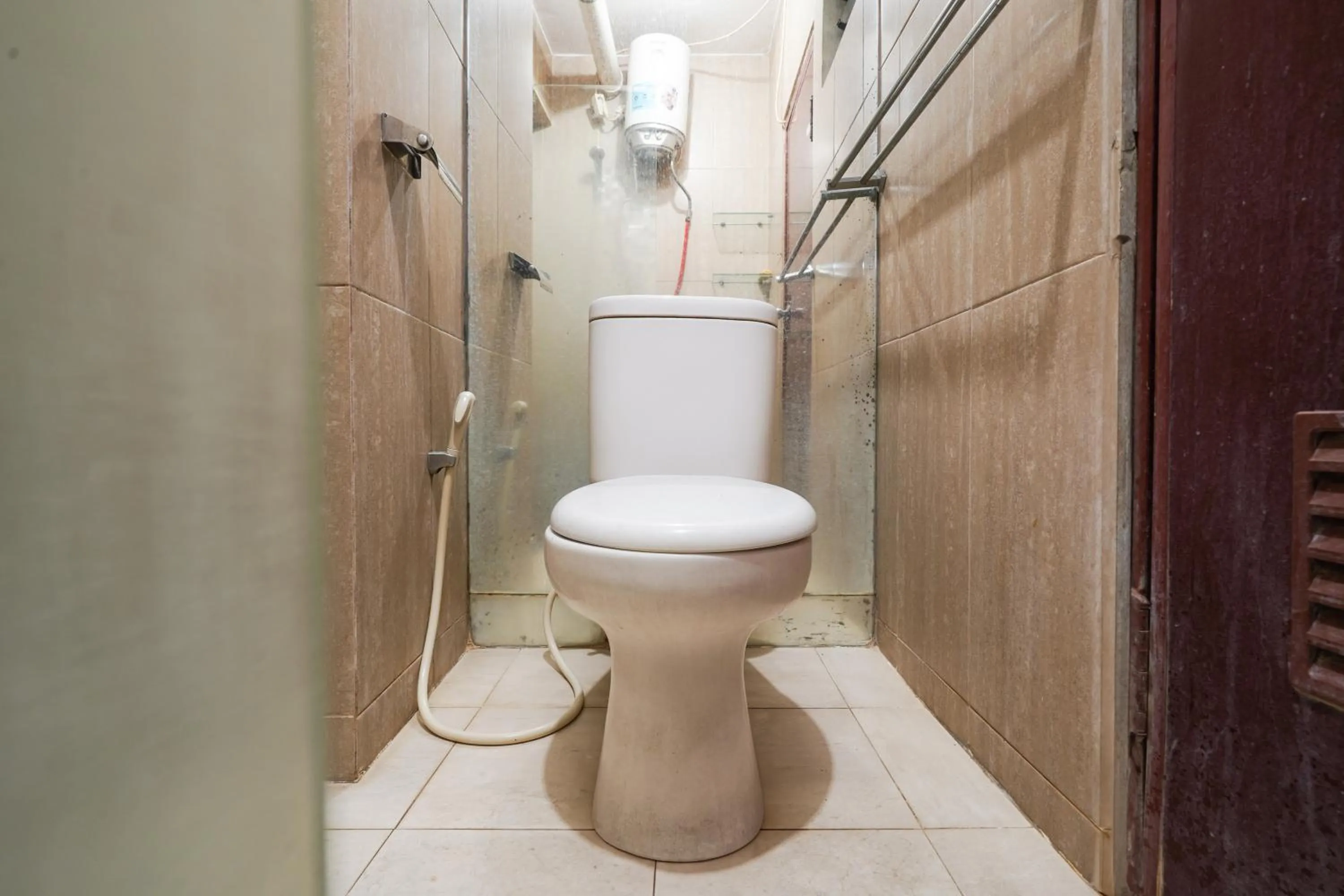 Bathroom in OYO 93545 Gateway Cicadas Apartment By Barbie Homestay