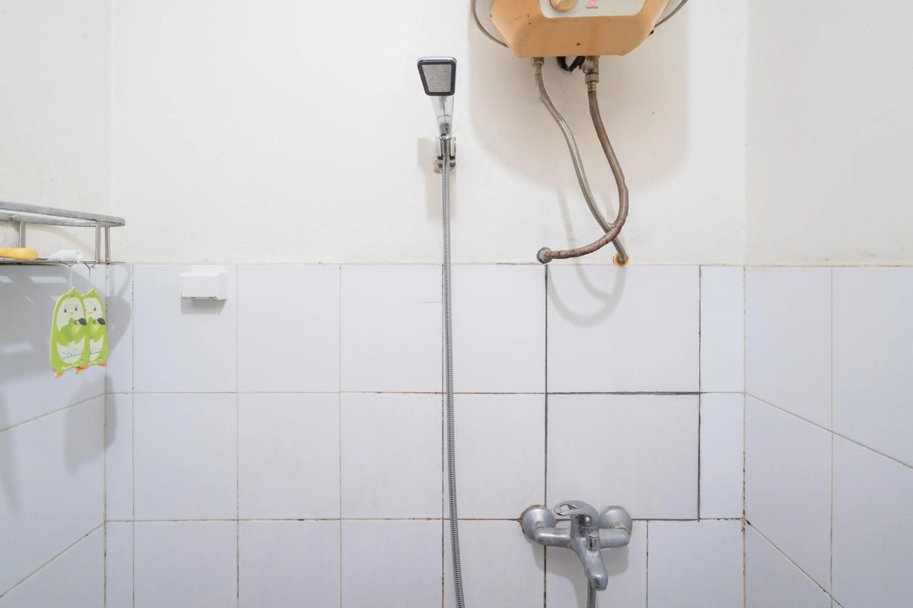 Bathroom in OYO 93545 Gateway Cicadas Apartment By Barbie Homestay