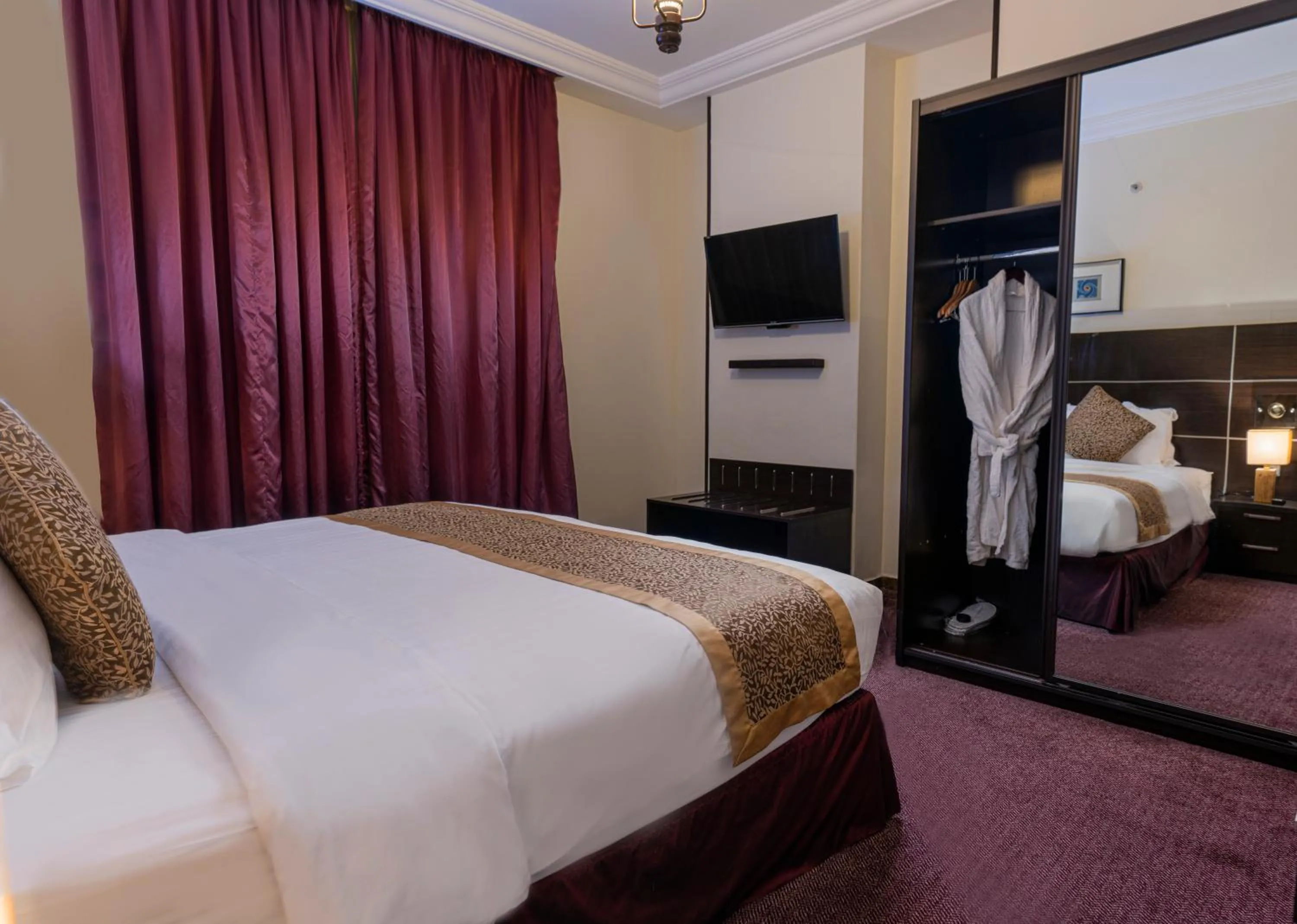 Bedroom in شقق بلاتينيوم السبعين للشقق المخدومة