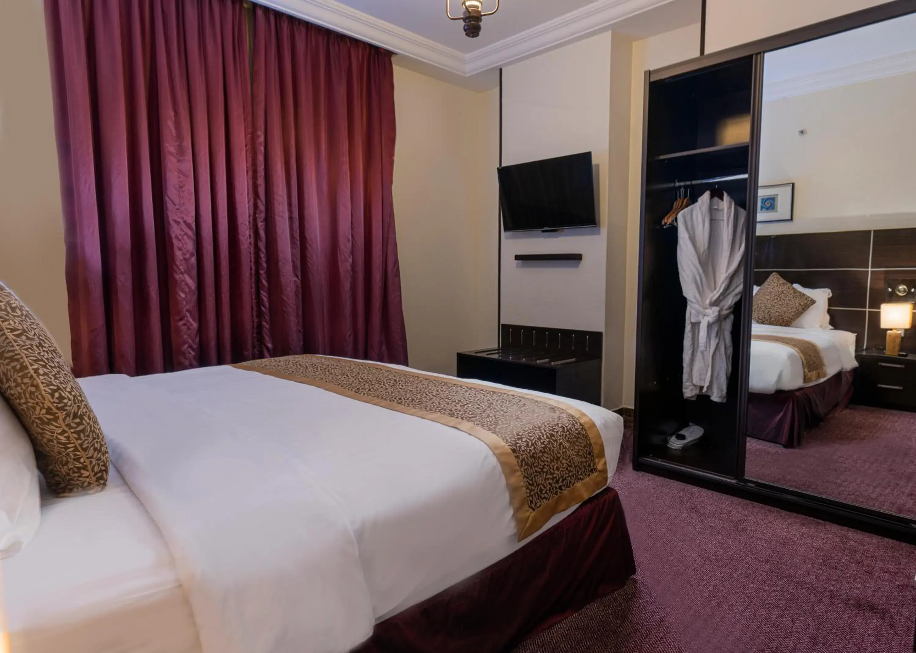 Bedroom, Bed in Platinum Seventy Bedroom, Bed in Platinum Seventy