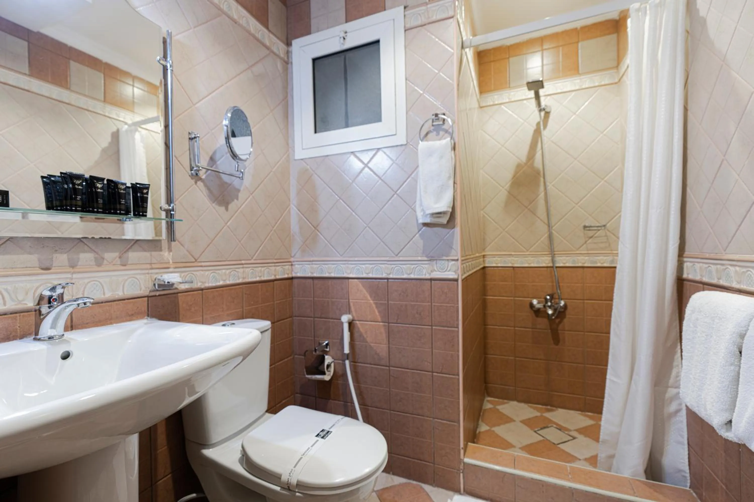 Bathroom in شقق بلاتينيوم السبعين للشقق المخدومة