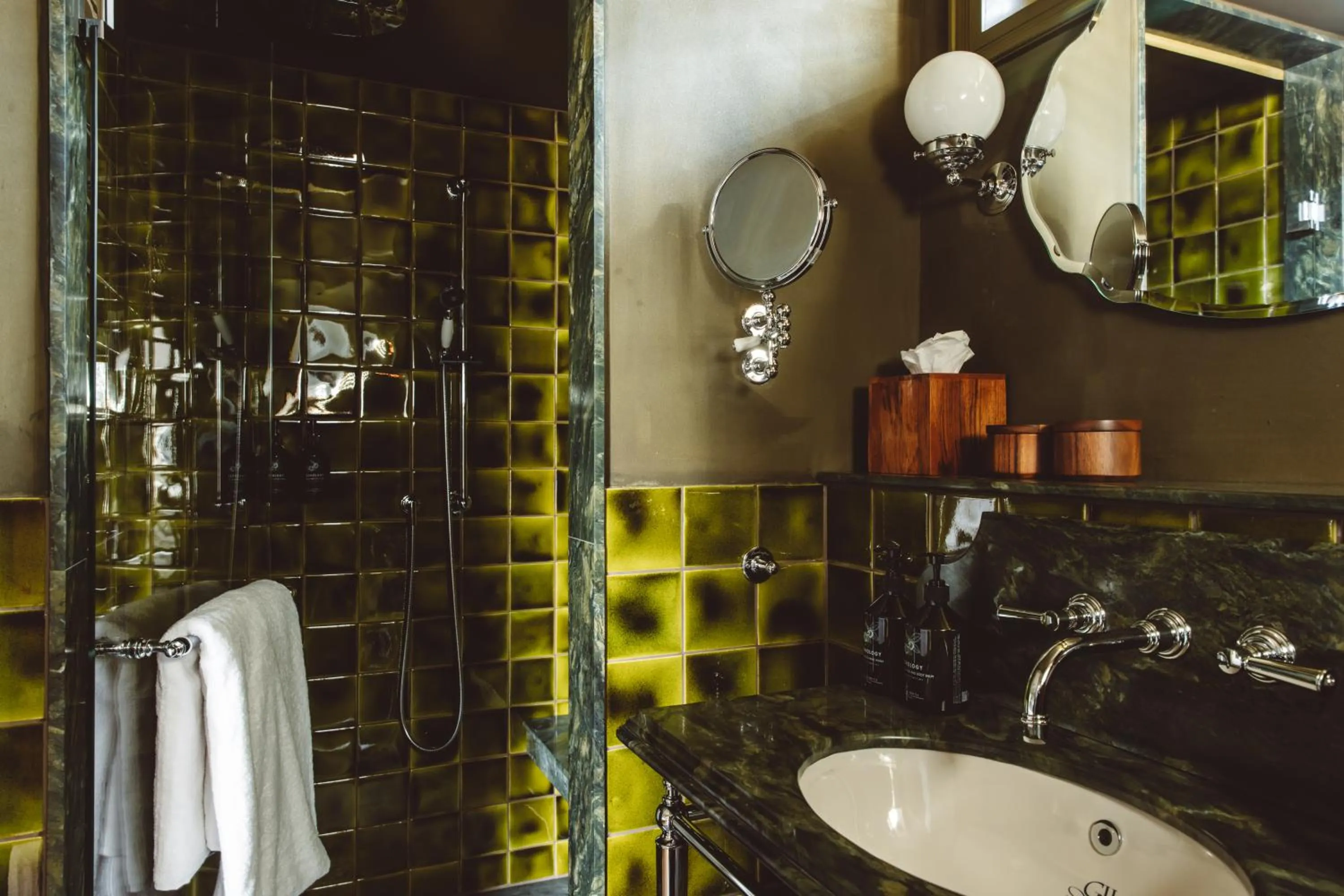 Shower in De Durgerdam, Amsterdam