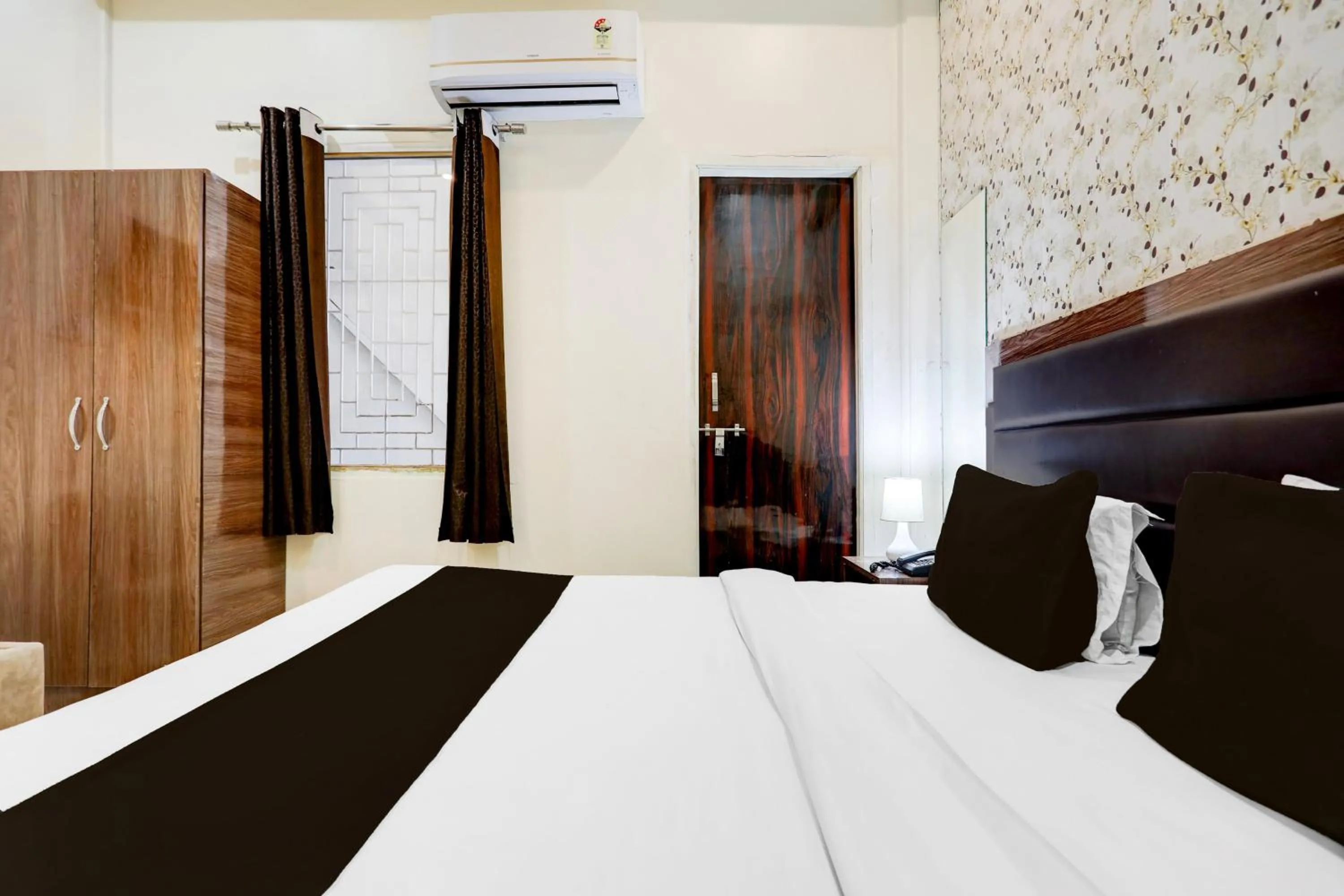 Bedroom, Bed in Super Hotel O Sankat Mochan Gandhi Nagar