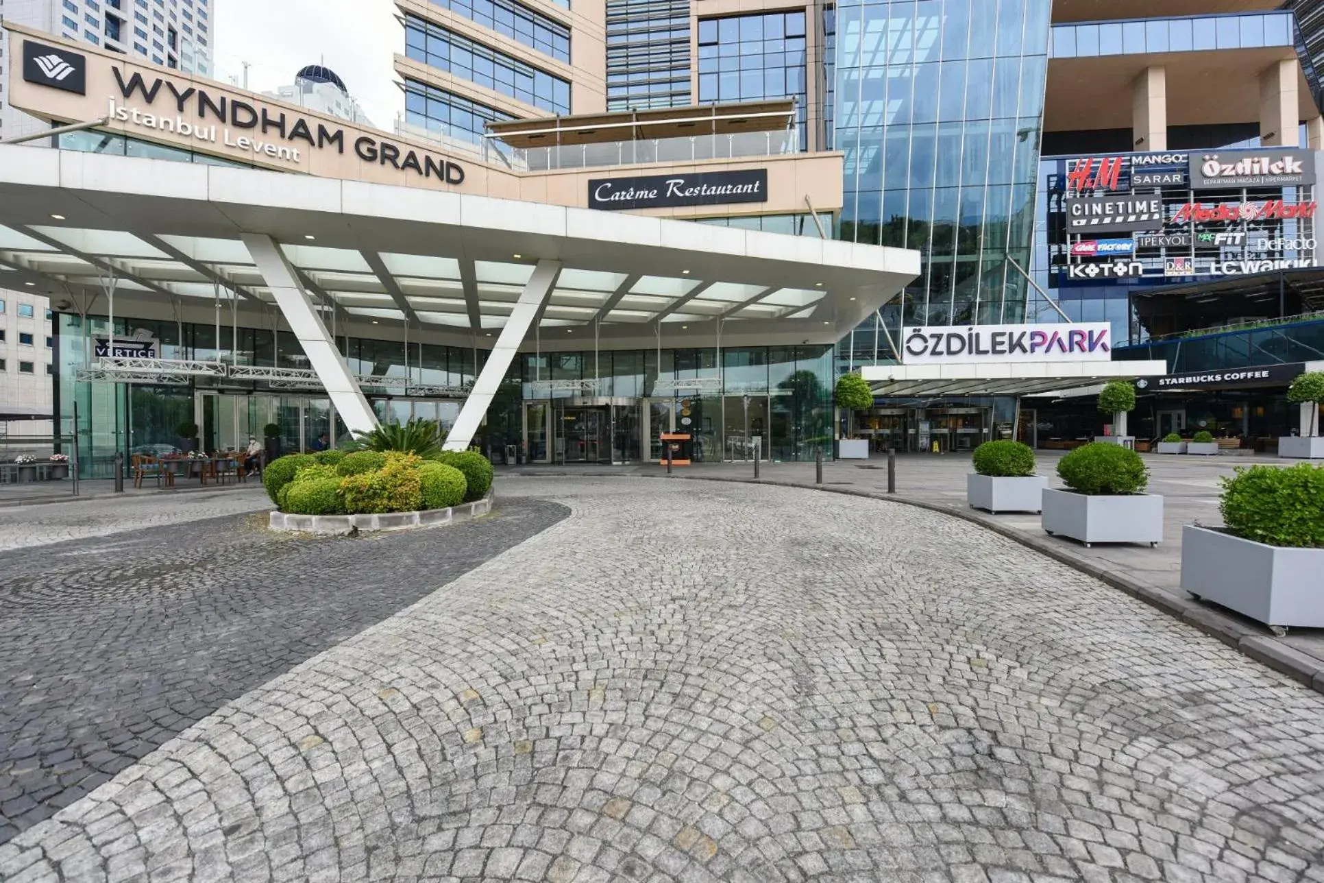 Property building in Wyndham Grand Istanbul Levent Hotel & Conference Center Property building in Wyndham Grand Istanbul Levent Hotel & Conference Center