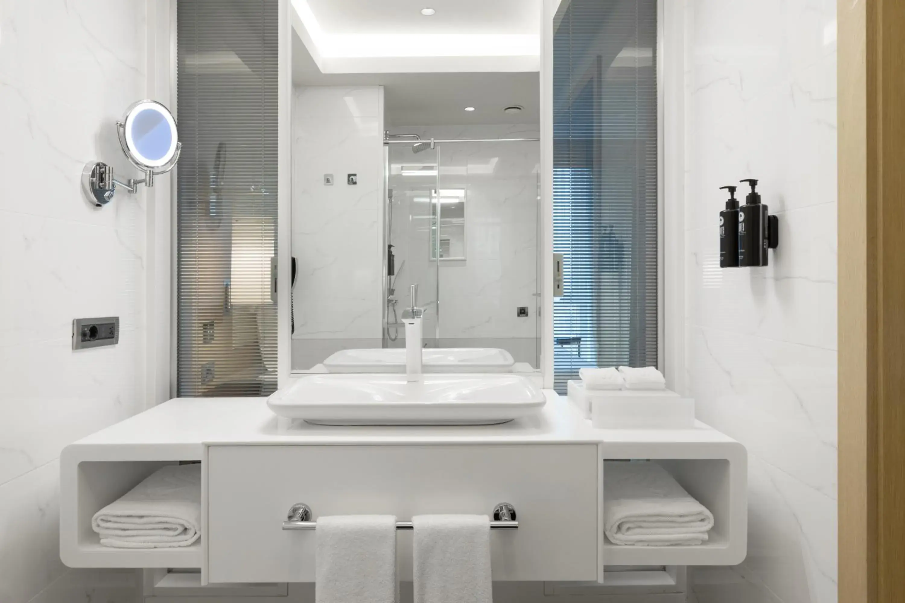 Deluxe Room King Bed with Partial Sea View in Wyndham Grand Istanbul Levent Hotel & Conference Center Deluxe Room King Bed with Partial Sea View in Wyndham Grand Istanbul Levent Hotel & Conference Center