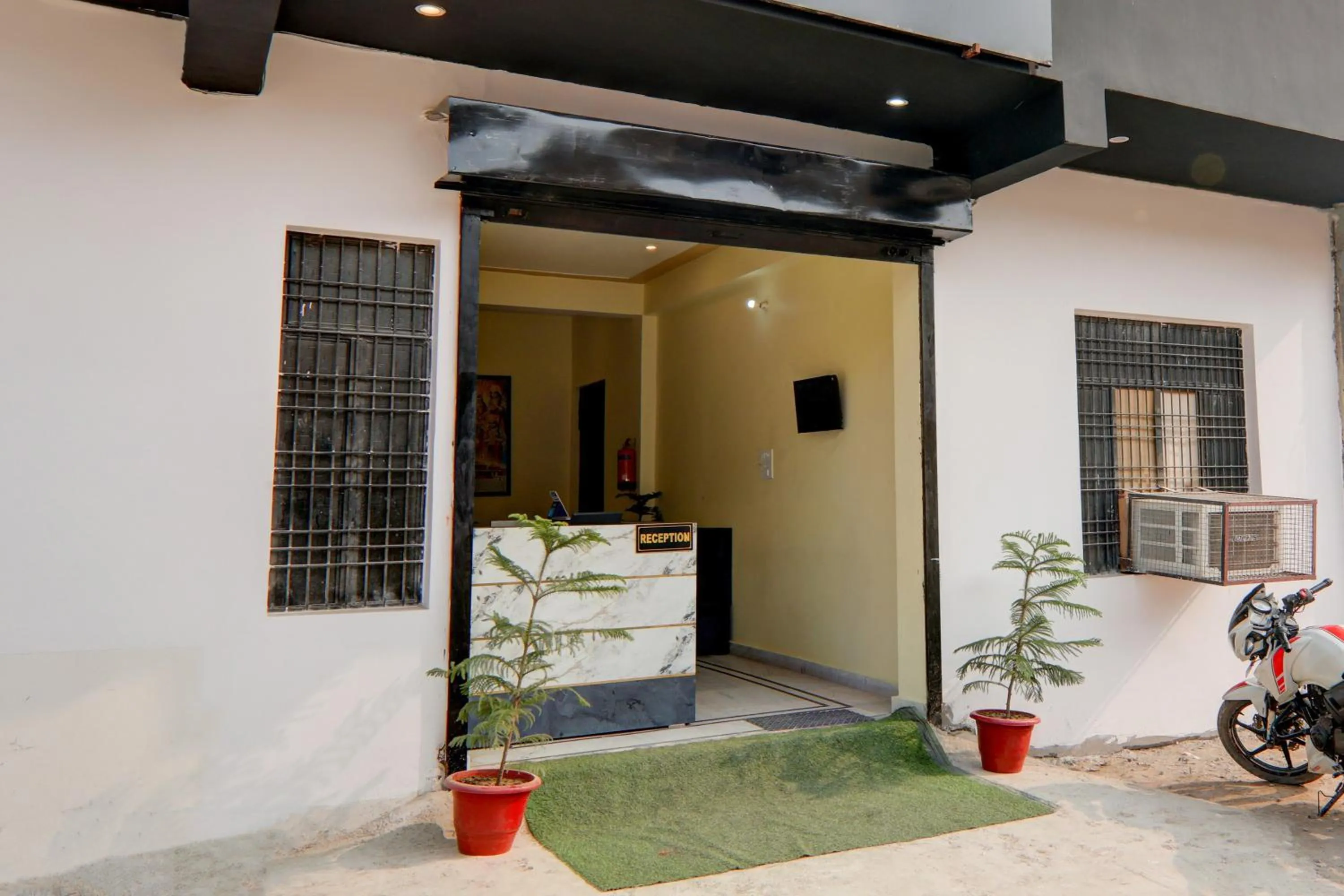 Facade/entrance in Hotel O Mauji Inn