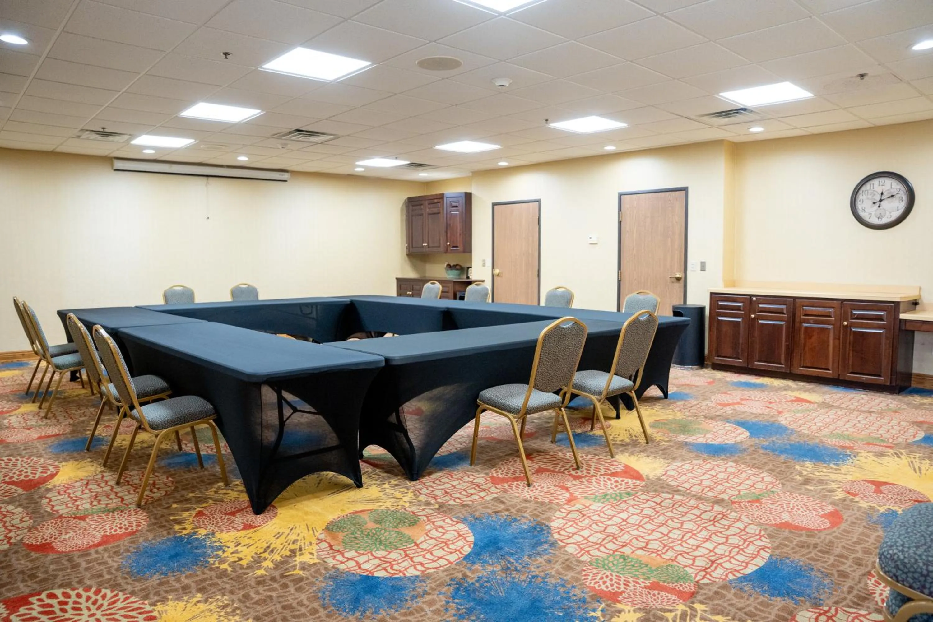 Coshocton Village Inn & Suites