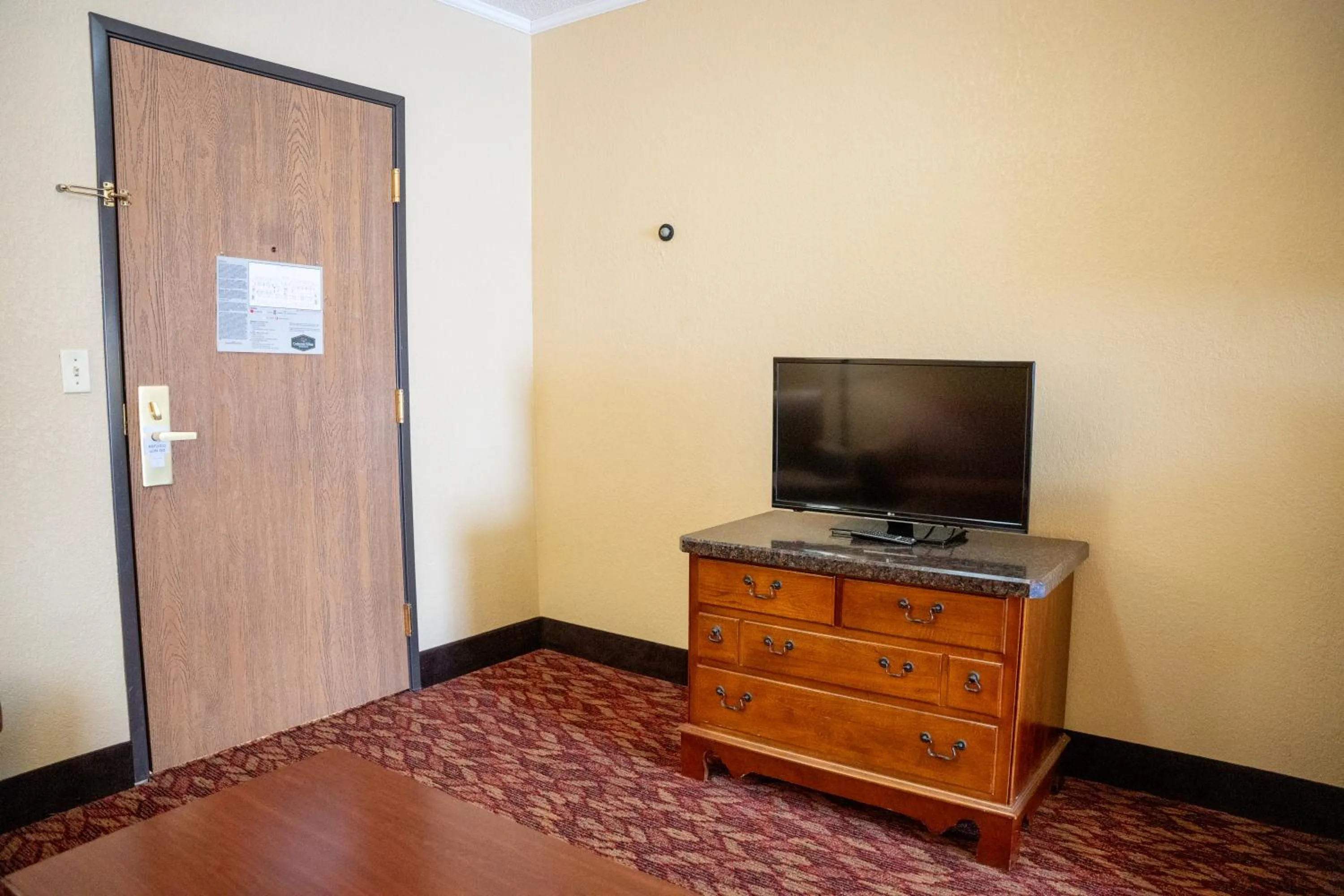 Bed in Coshocton Village Inn & Suites