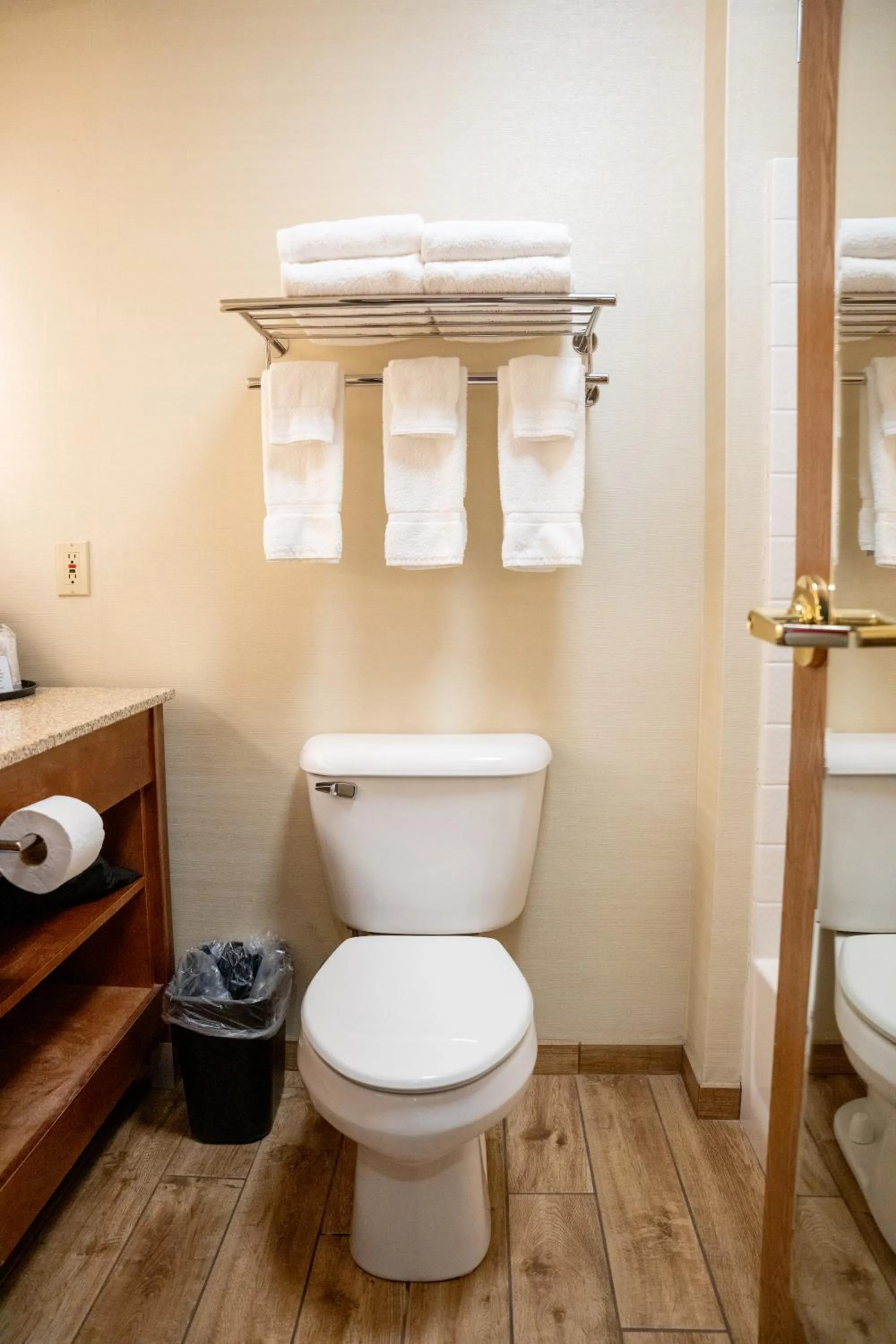 Coshocton Village Inn & Suites