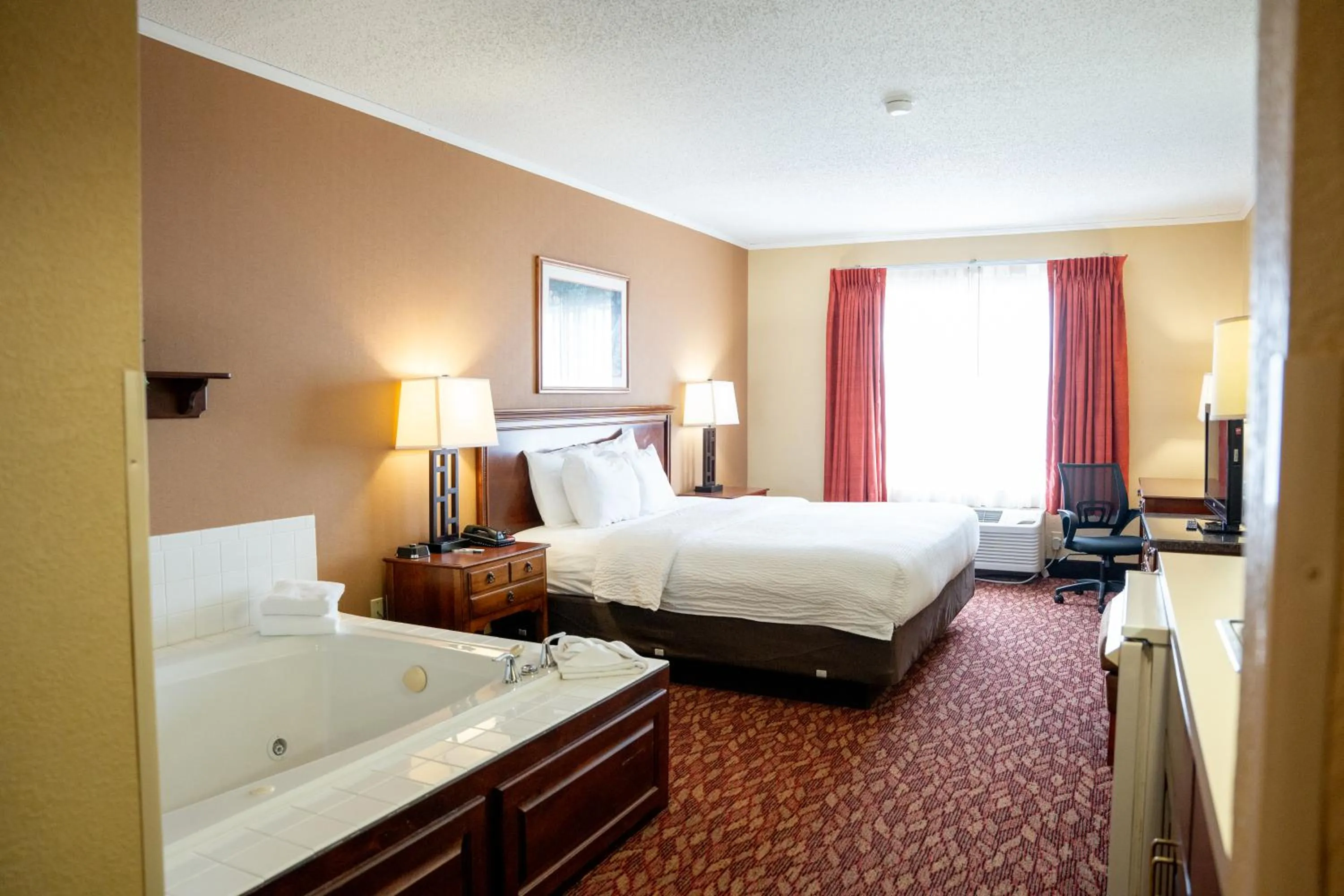 Bed in Coshocton Village Inn & Suites