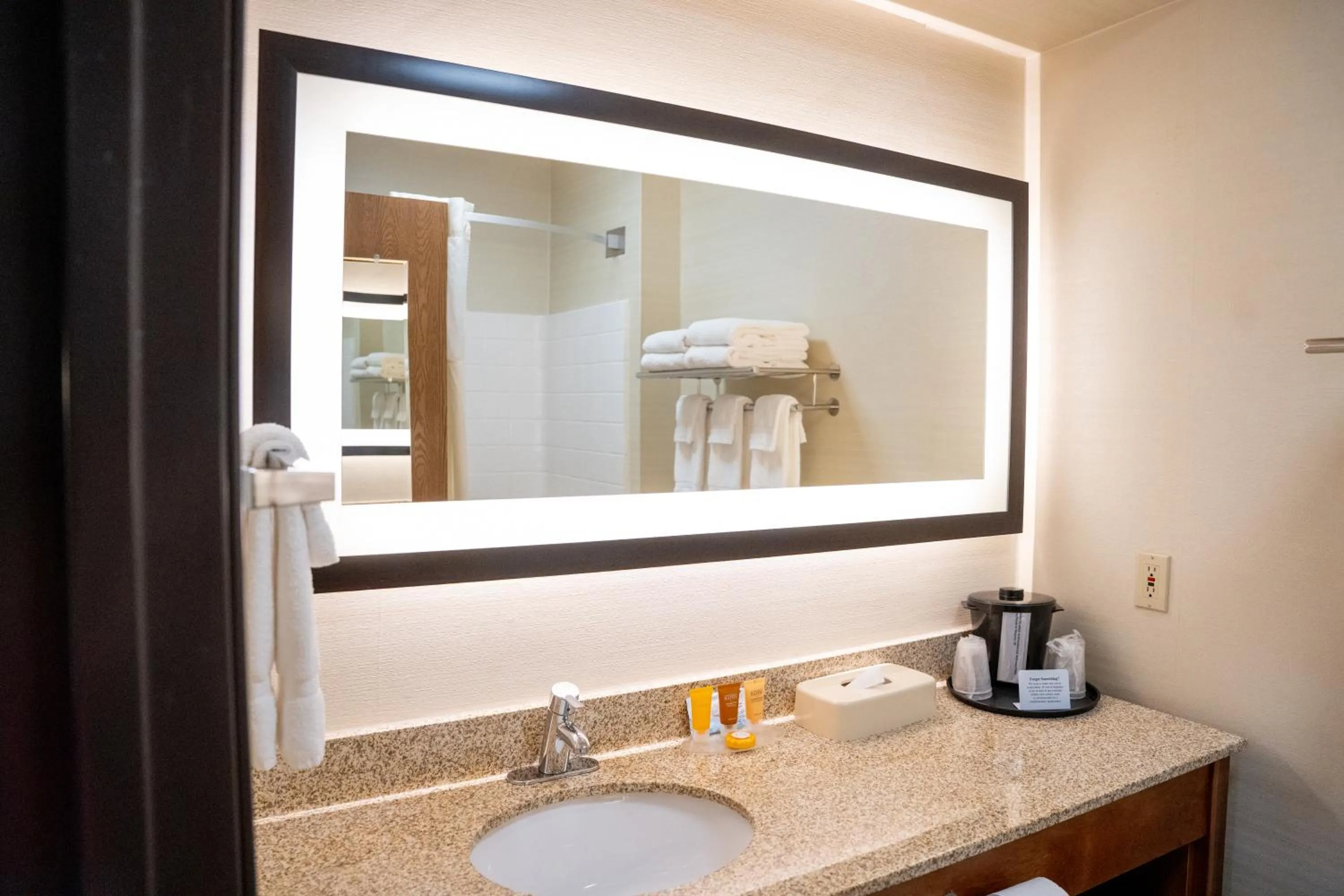 Coshocton Village Inn & Suites