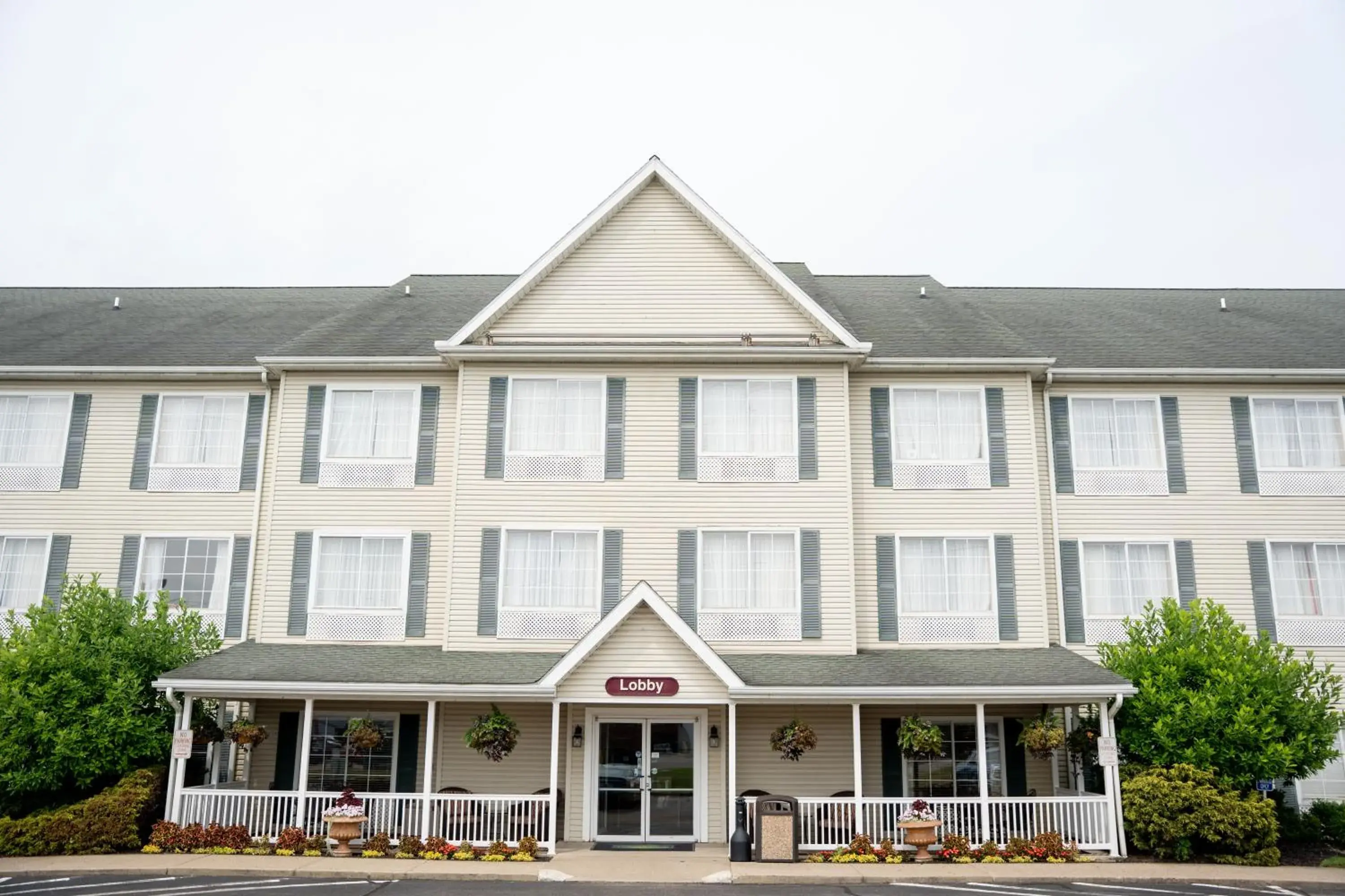 Property building in Coshocton Village Inn & Suites Property building in Coshocton Village Inn & Suites