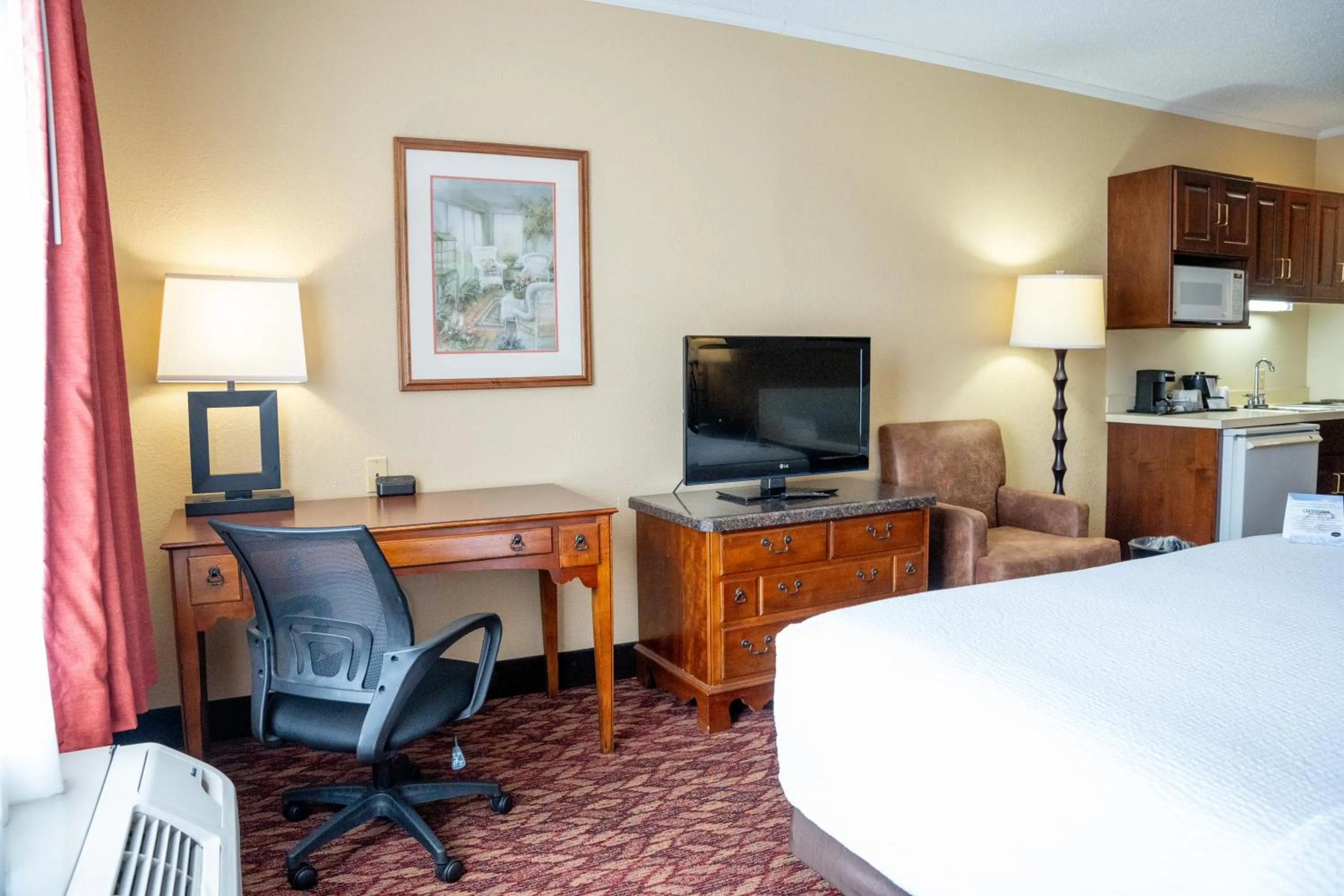 Bed in Coshocton Village Inn & Suites