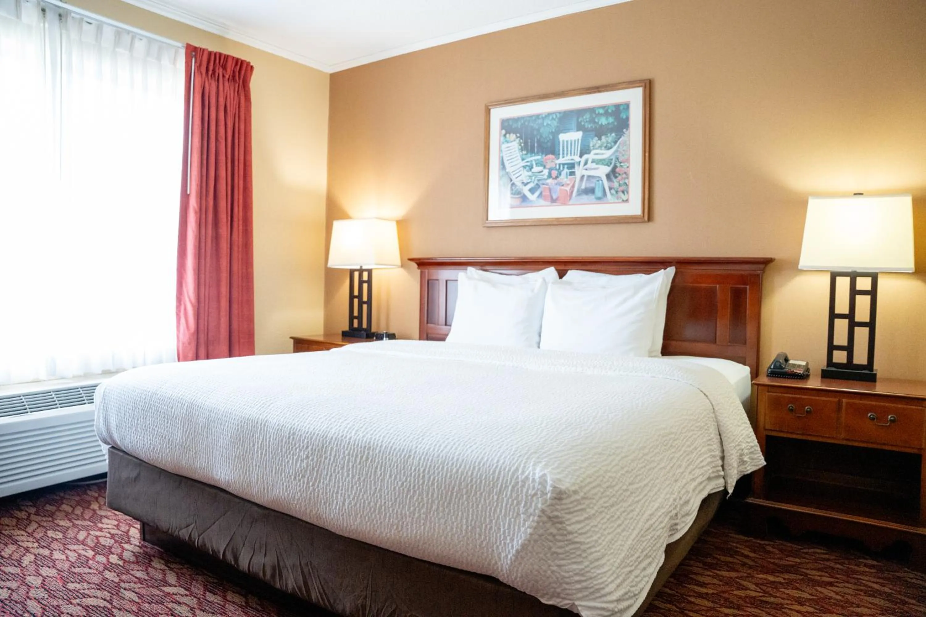 Bed in Coshocton Village Inn & Suites