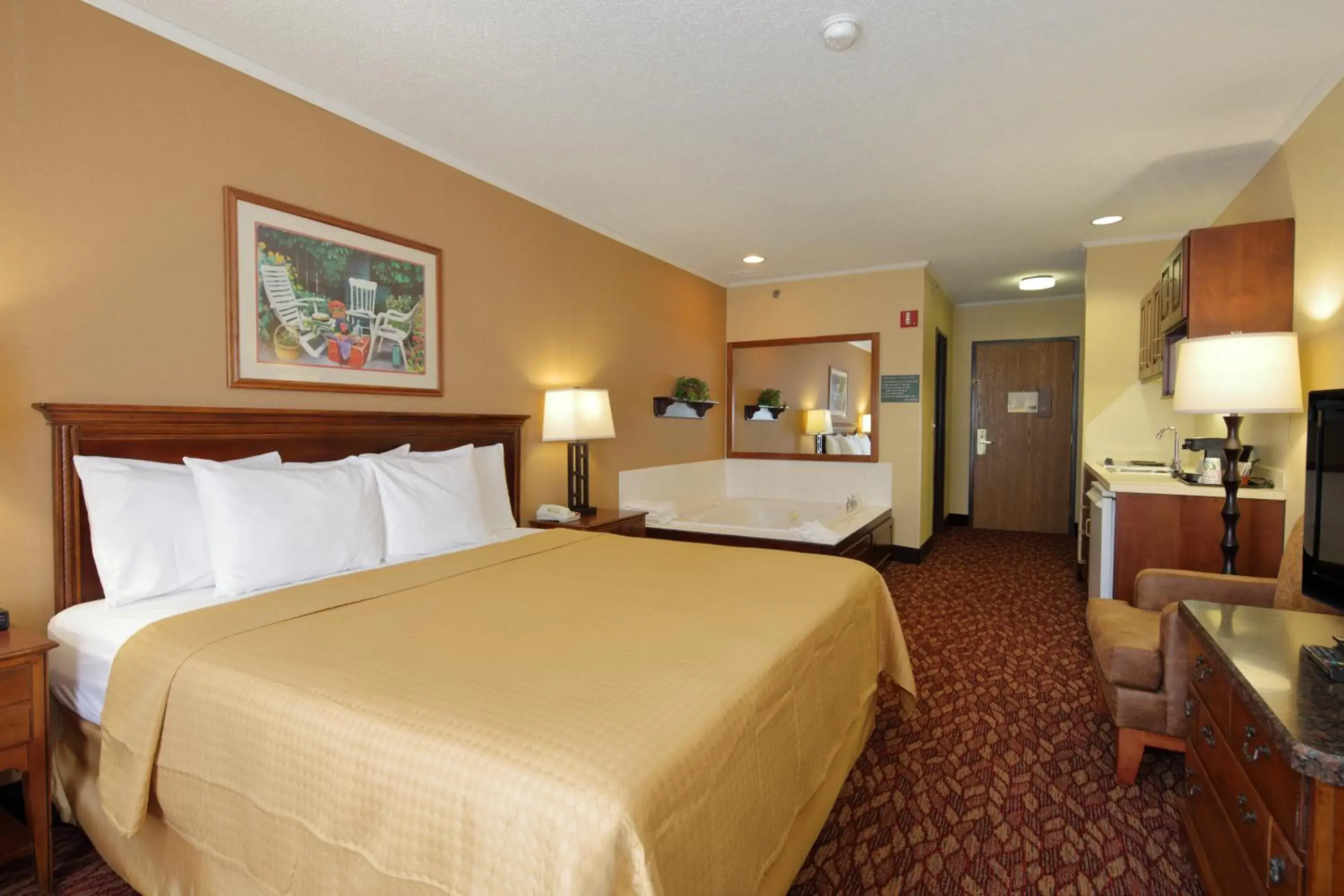 Bed in Coshocton Village Inn & Suites Bed in Coshocton Village Inn & Suites