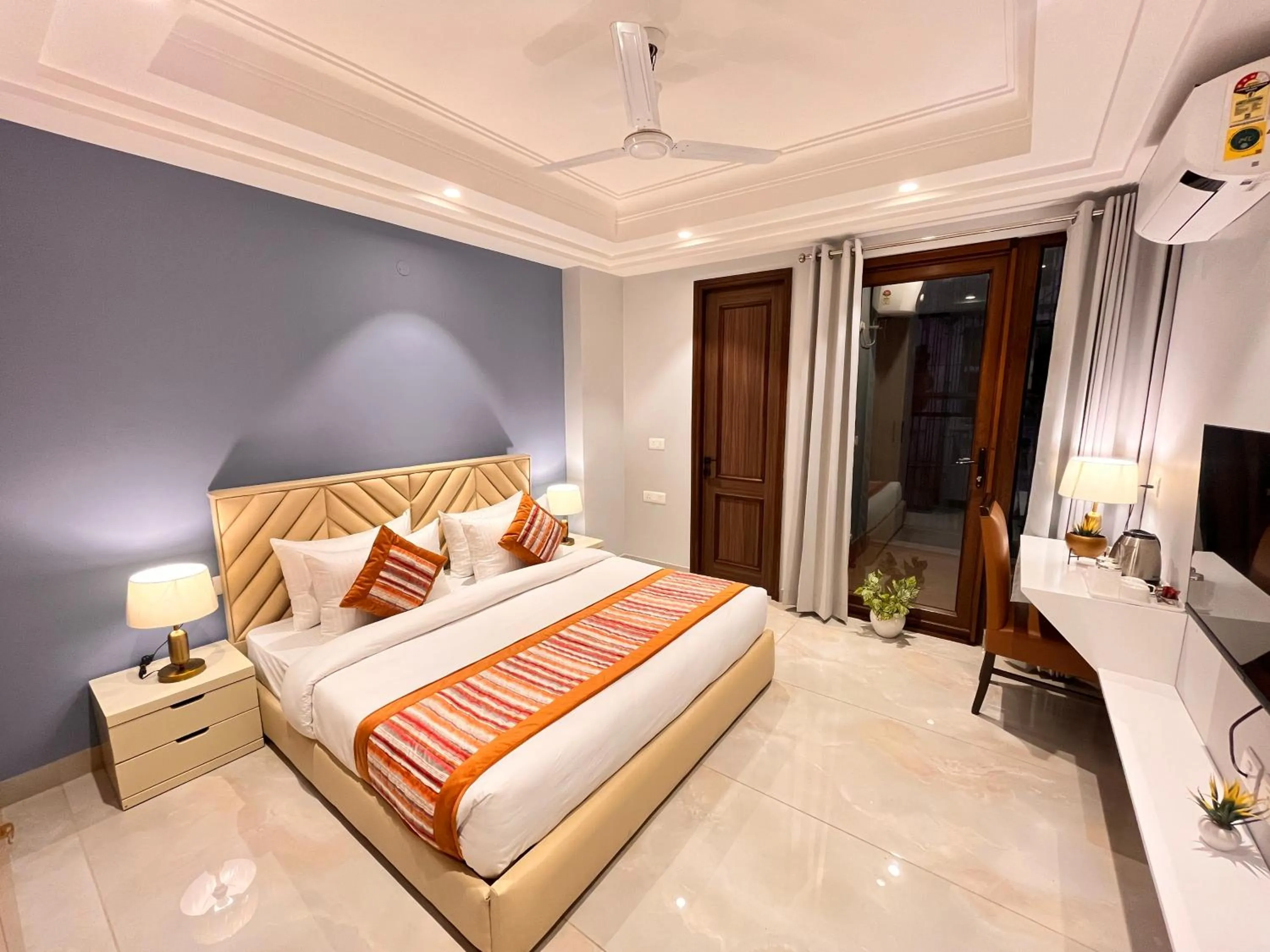 Bed in Hotel South Ex Residency - South Ex near AIIMS Delhi - Couple Friendly