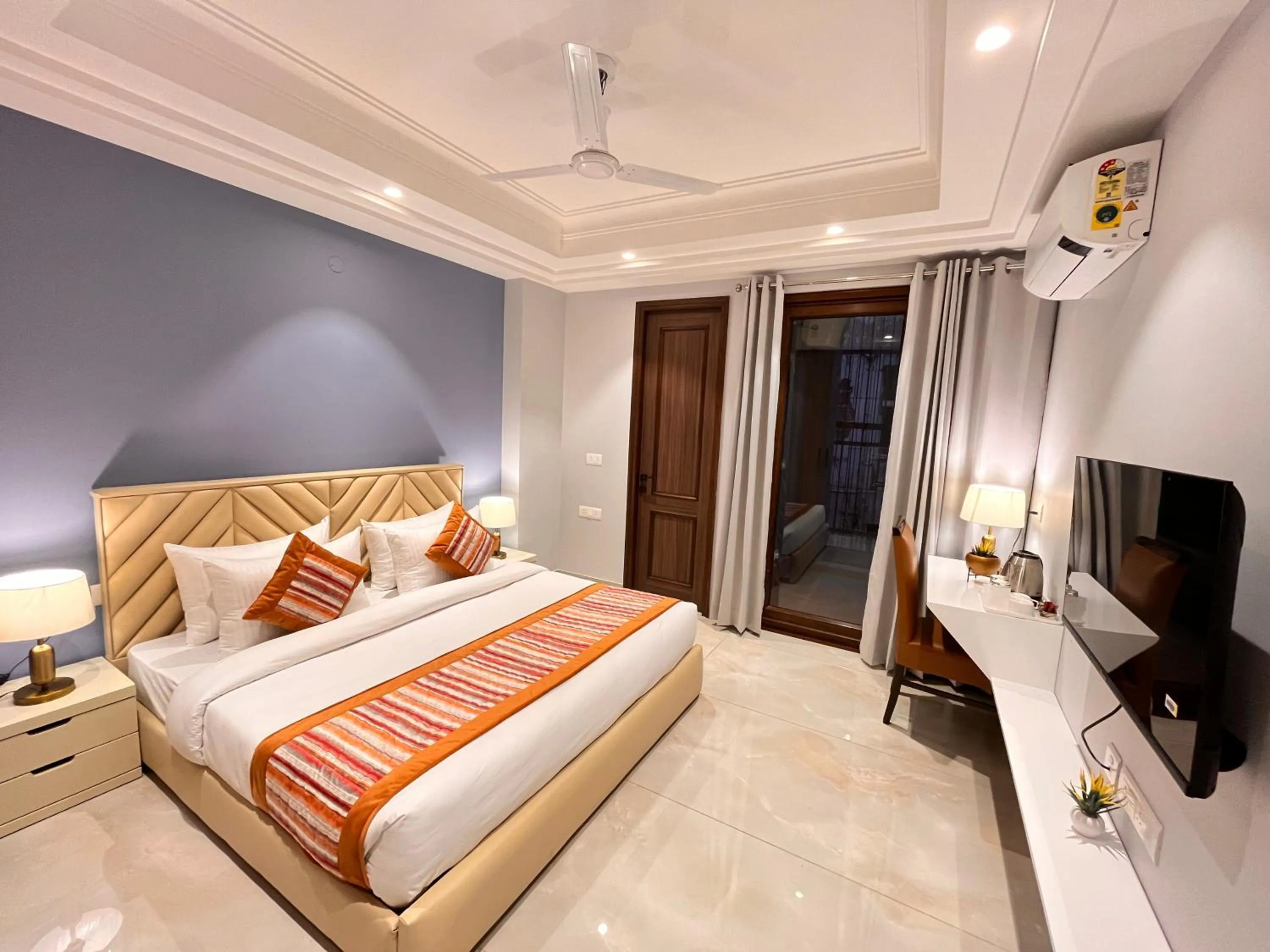 Bed in Hotel South Ex Residency - South Ex near AIIMS Delhi - Couple Friendly