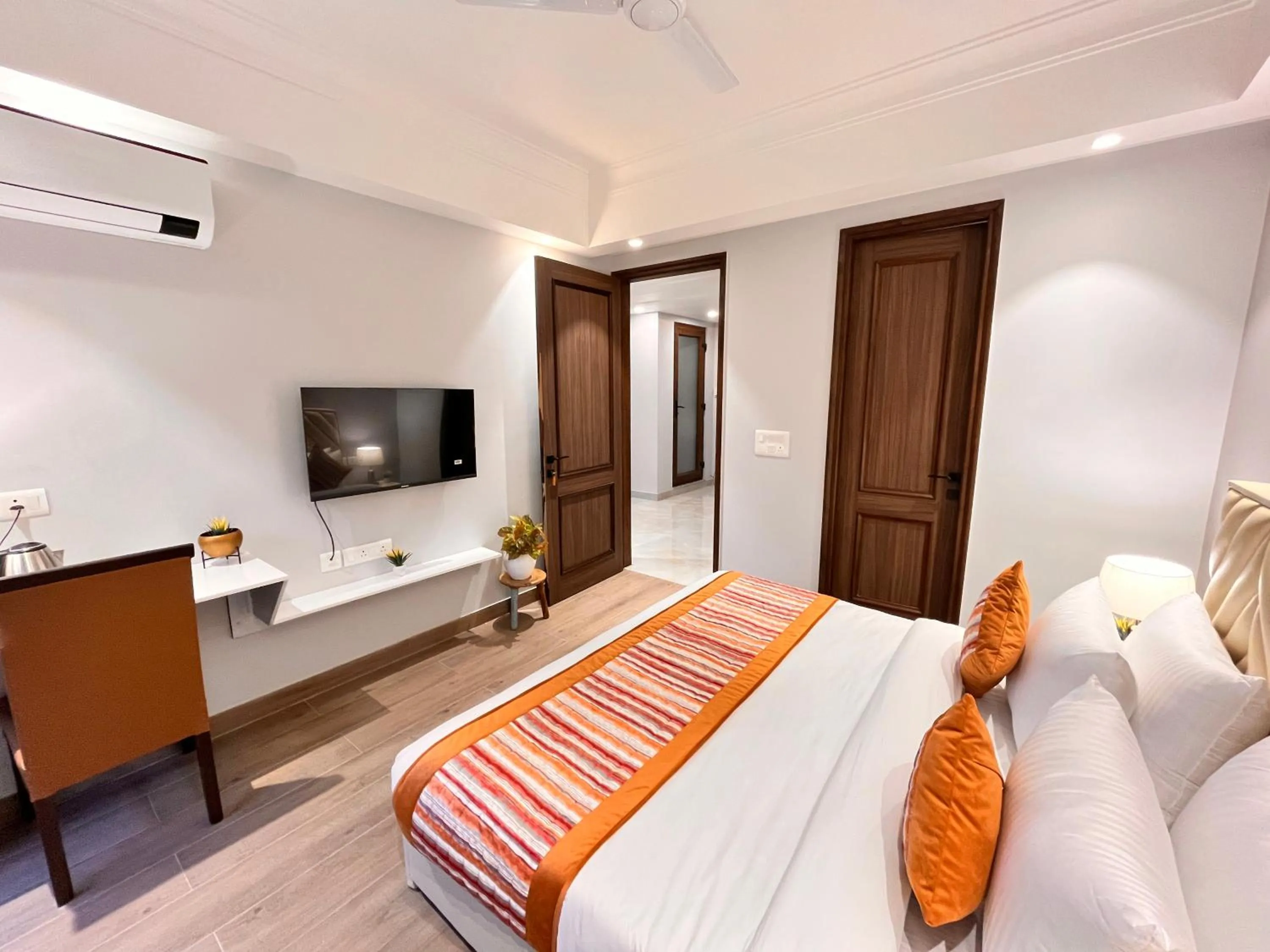 Bed in Hotel South Ex Residency - South Ex near AIIMS Delhi - Couple Friendly