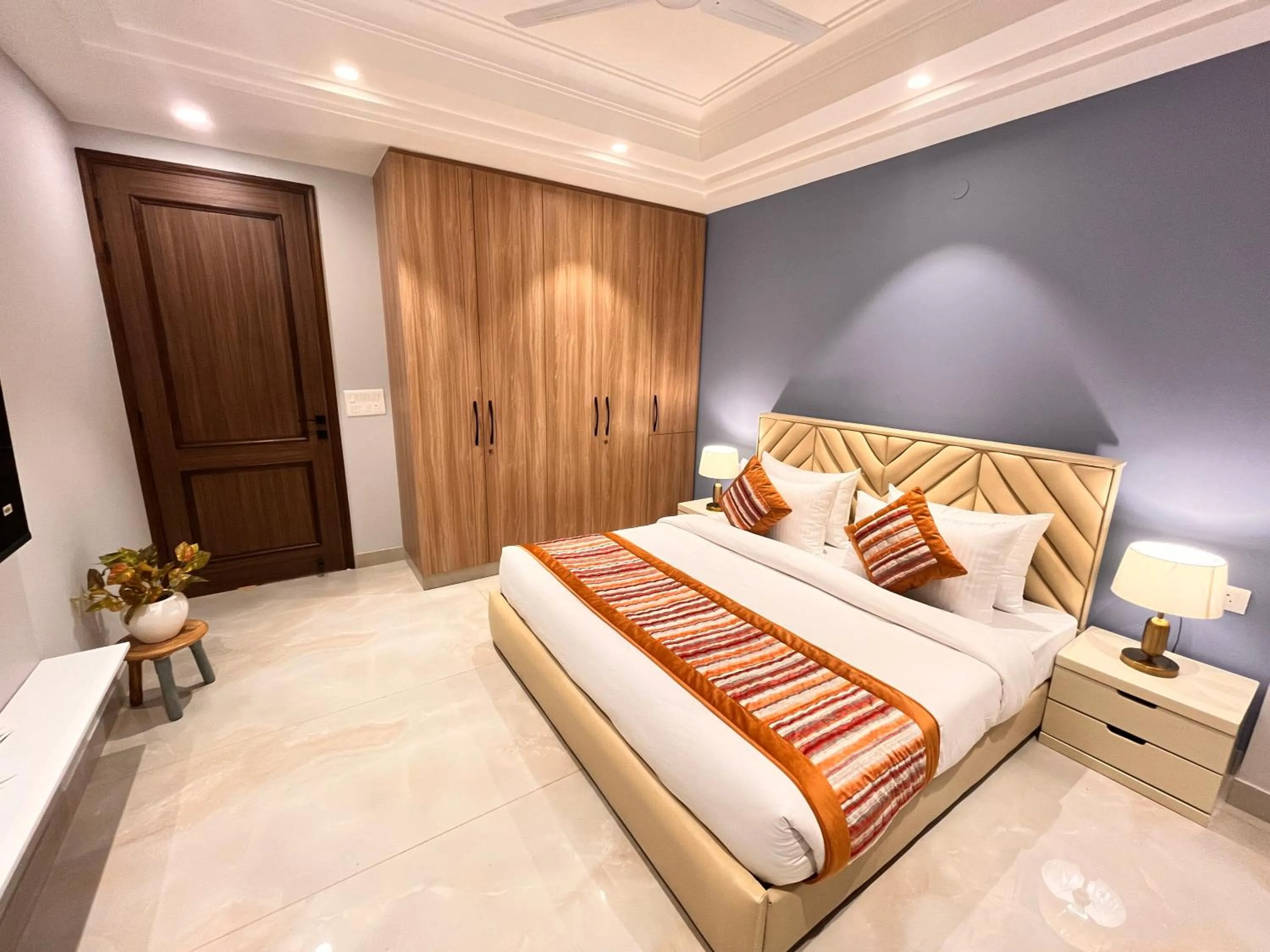 Bed in Hotel South Ex Residency - South Ex near AIIMS Delhi - Couple Friendly