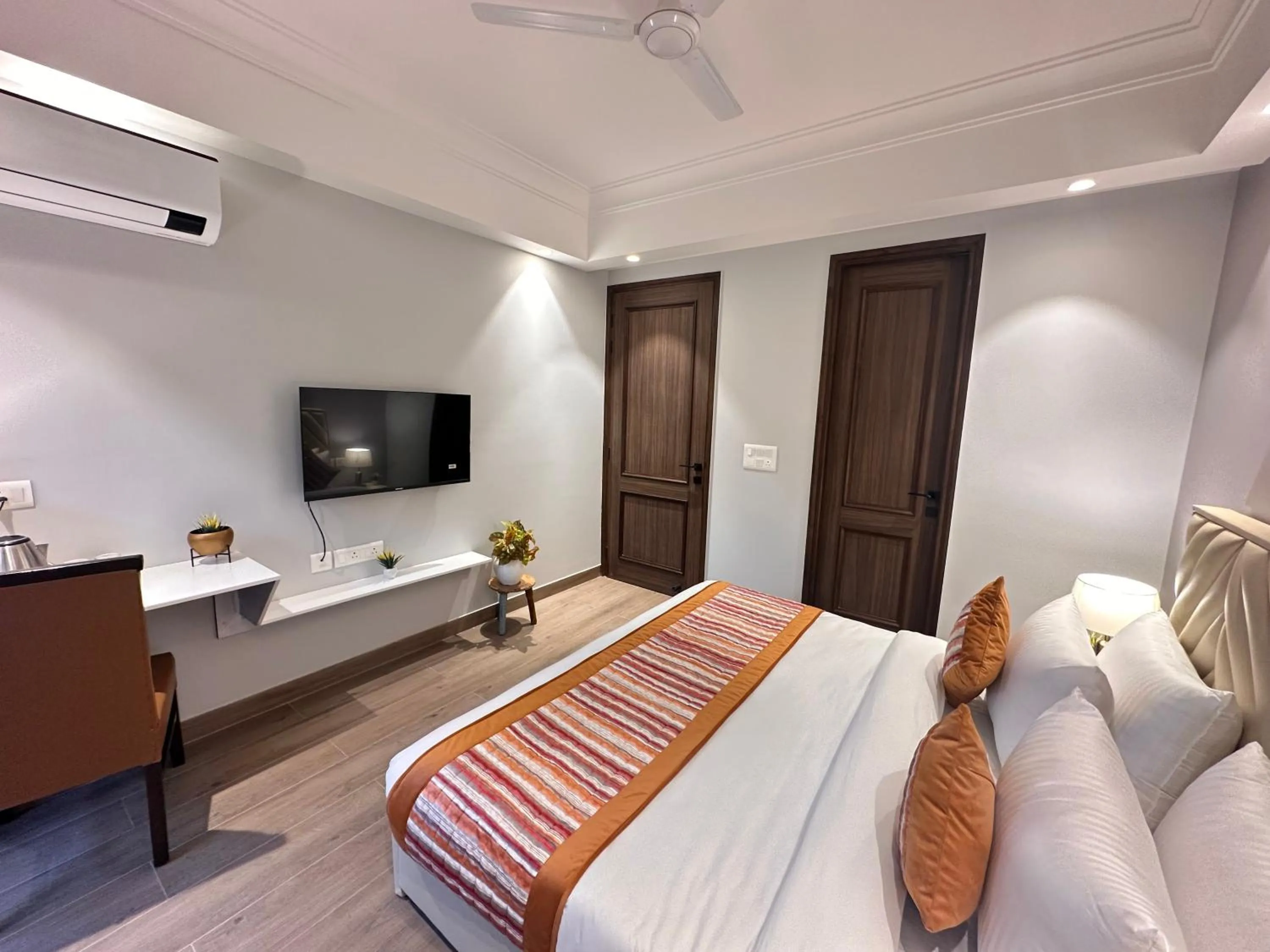 Bed in Hotel South Ex Residency - South Ex near AIIMS Delhi - Couple Friendly