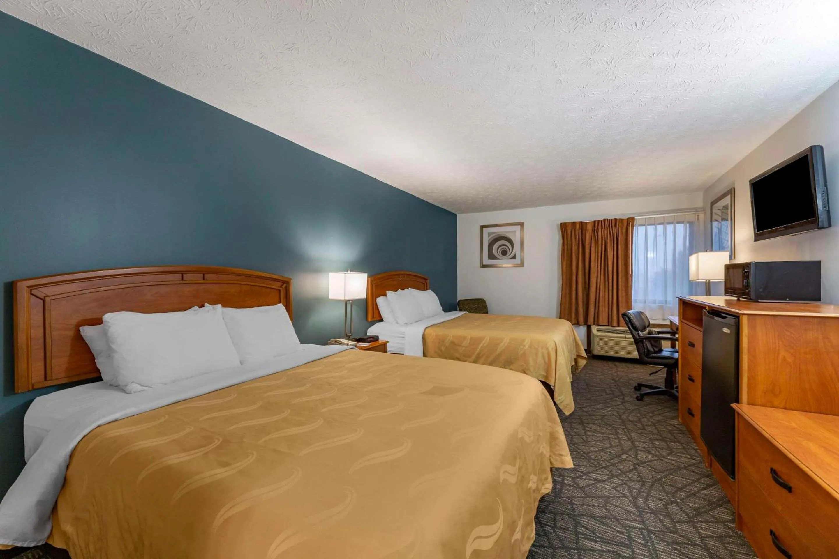 Bedroom, Bed in Quality Inn Austintown-Youngstown West