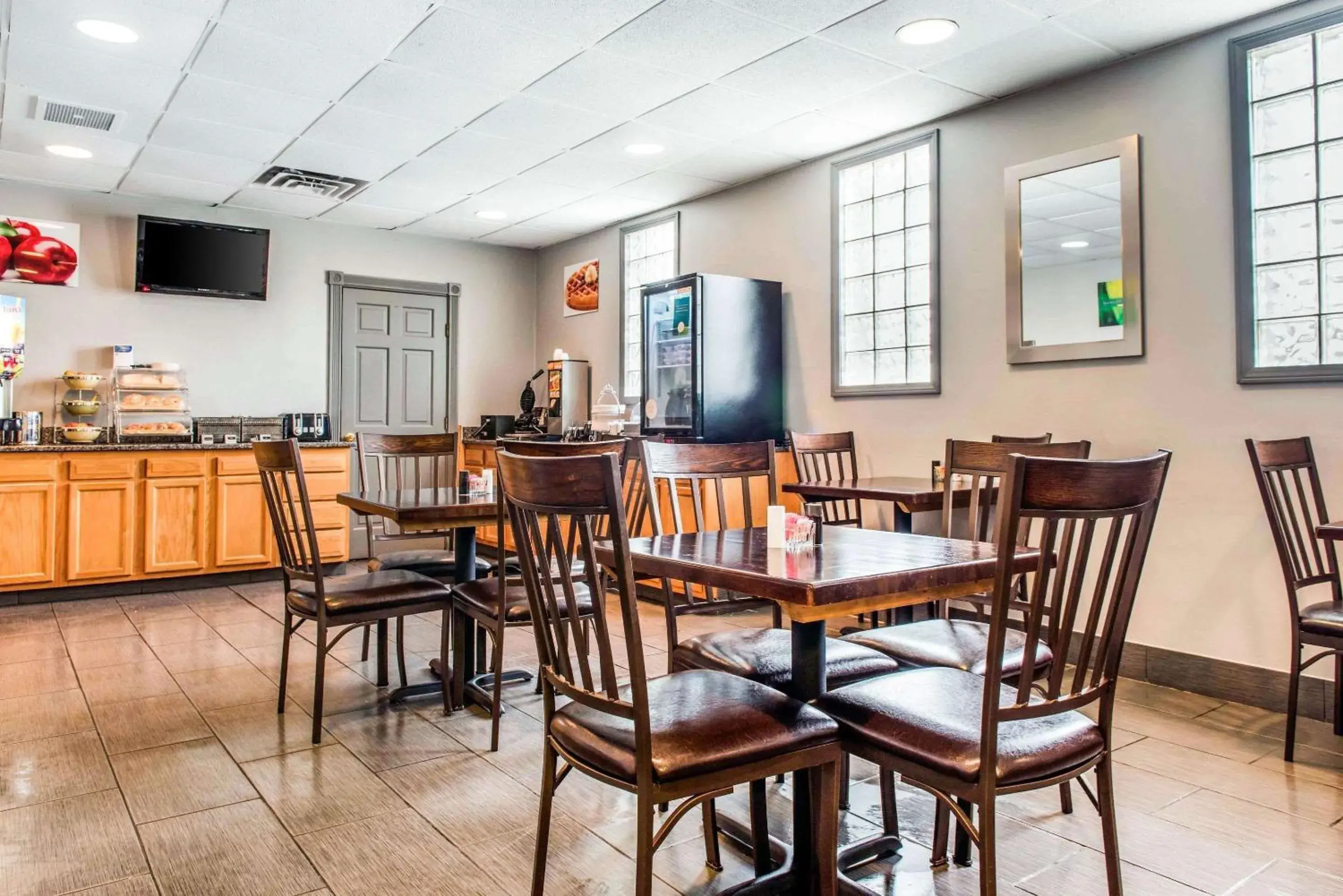 Breakfast in Quality Inn Austintown-Youngstown West Breakfast in Quality Inn Austintown-Youngstown West