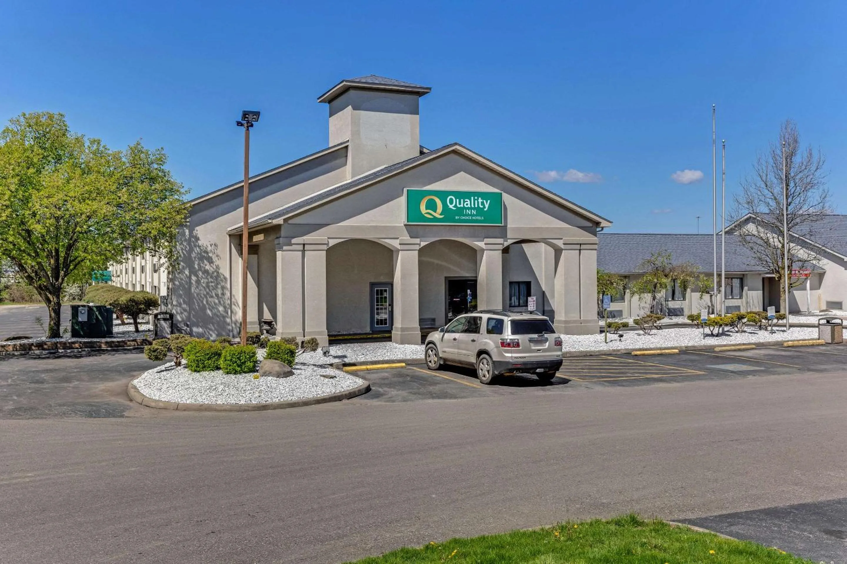 Property building in Quality Inn Austintown-Youngstown West