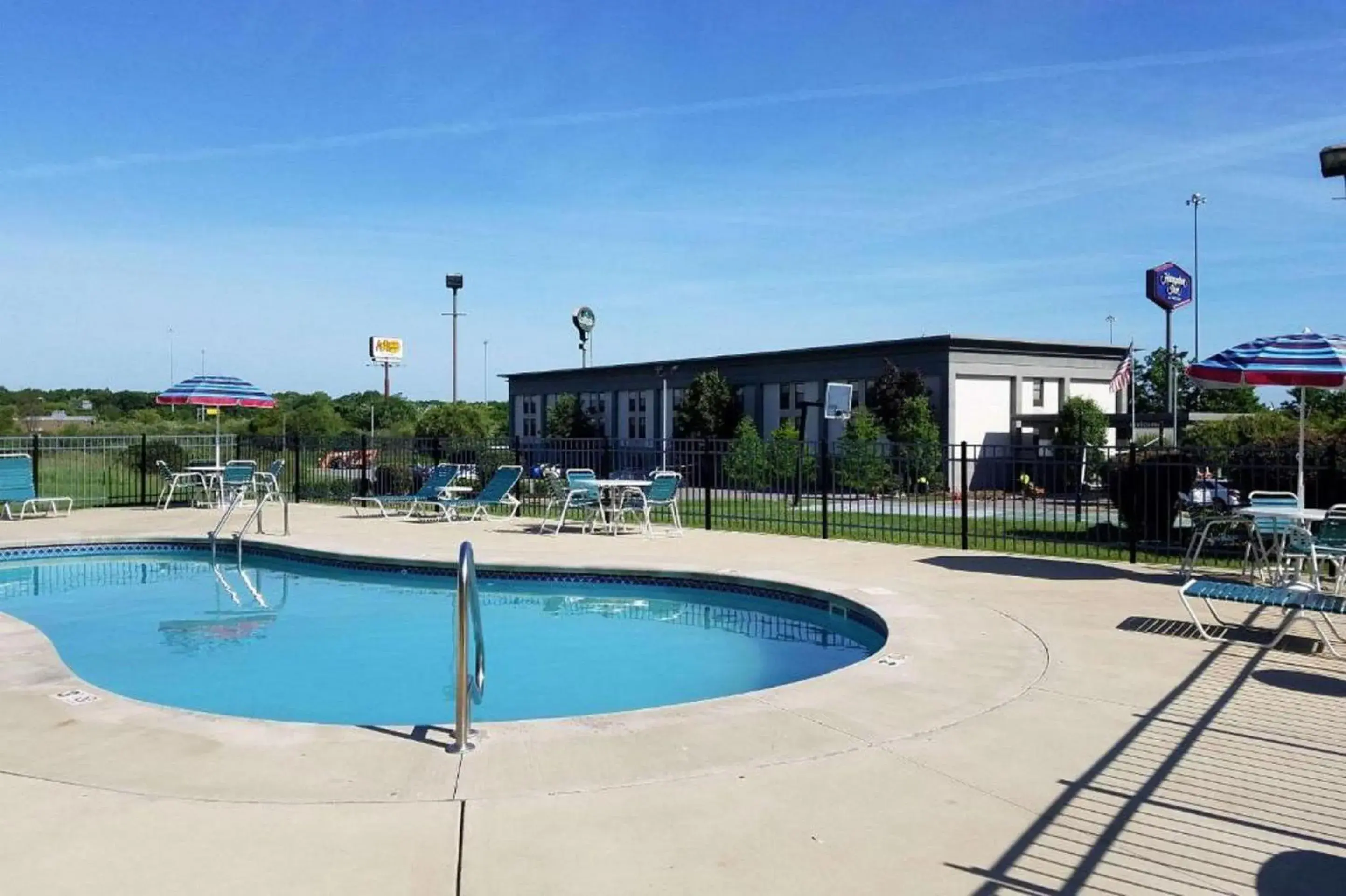 Swimming pool in Quality Inn Austintown-Youngstown West Swimming pool in Quality Inn Austintown-Youngstown West