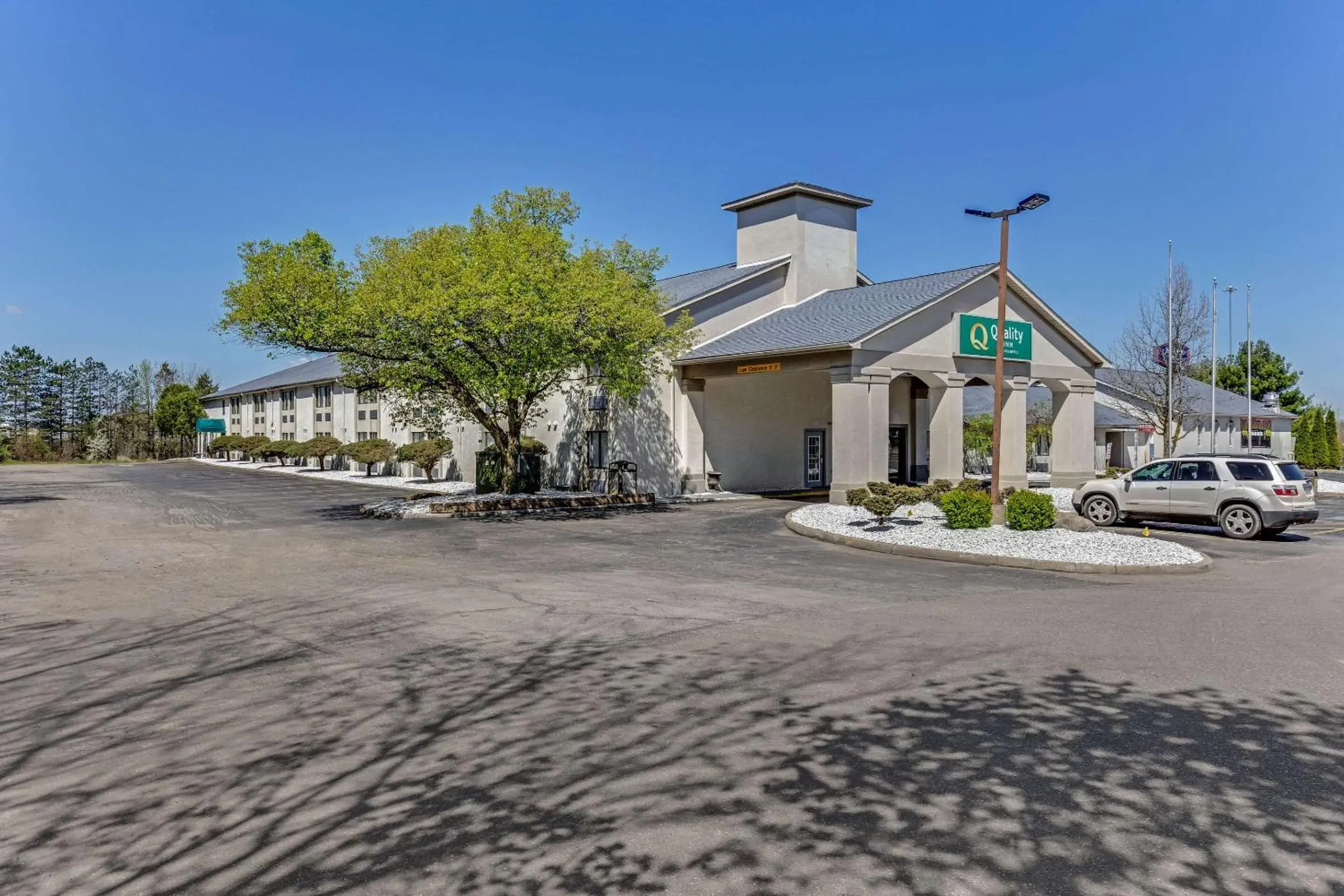 Property building in Quality Inn Austintown-Youngstown West Property building in Quality Inn Austintown-Youngstown West