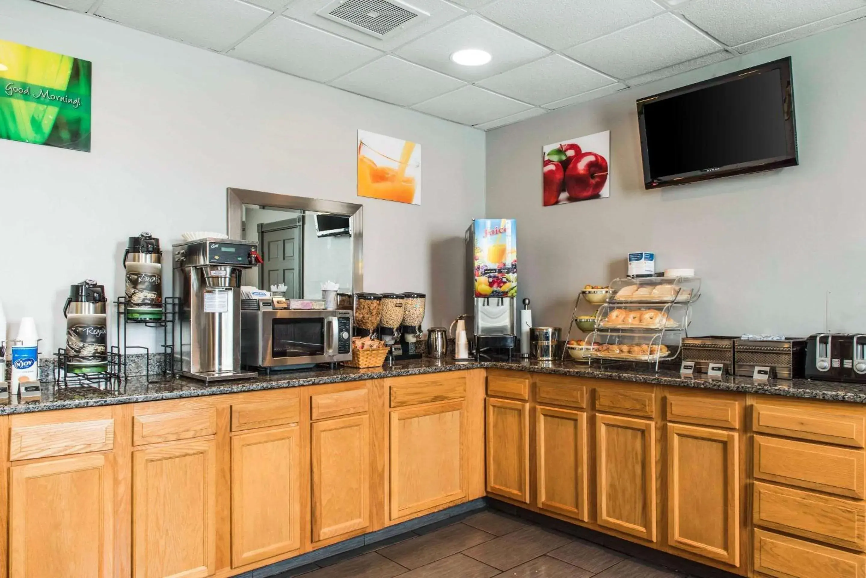 Breakfast in Quality Inn Austintown-Youngstown West Breakfast in Quality Inn Austintown-Youngstown West