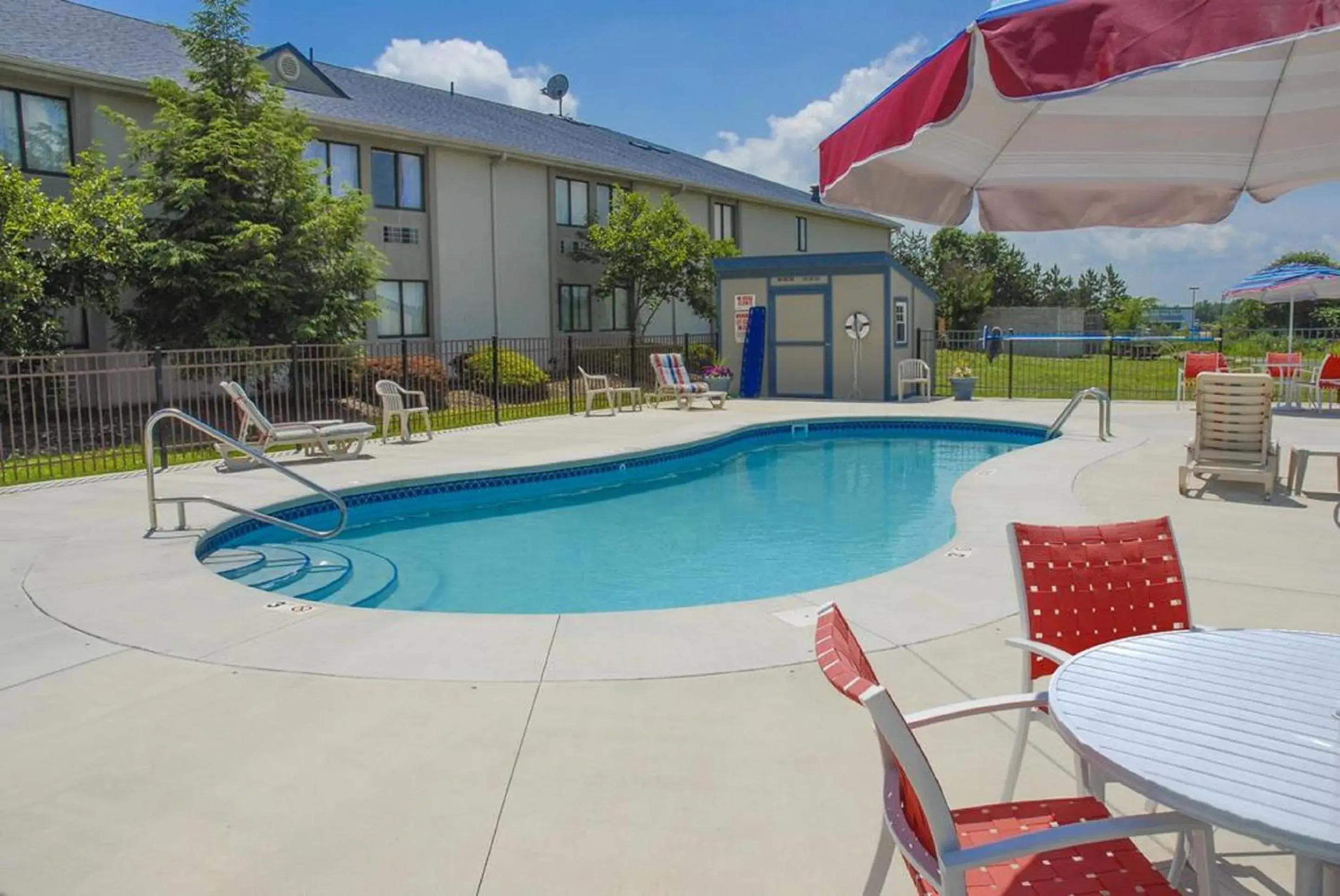 Swimming pool in Quality Inn Austintown-Youngstown West Swimming pool in Quality Inn Austintown-Youngstown West